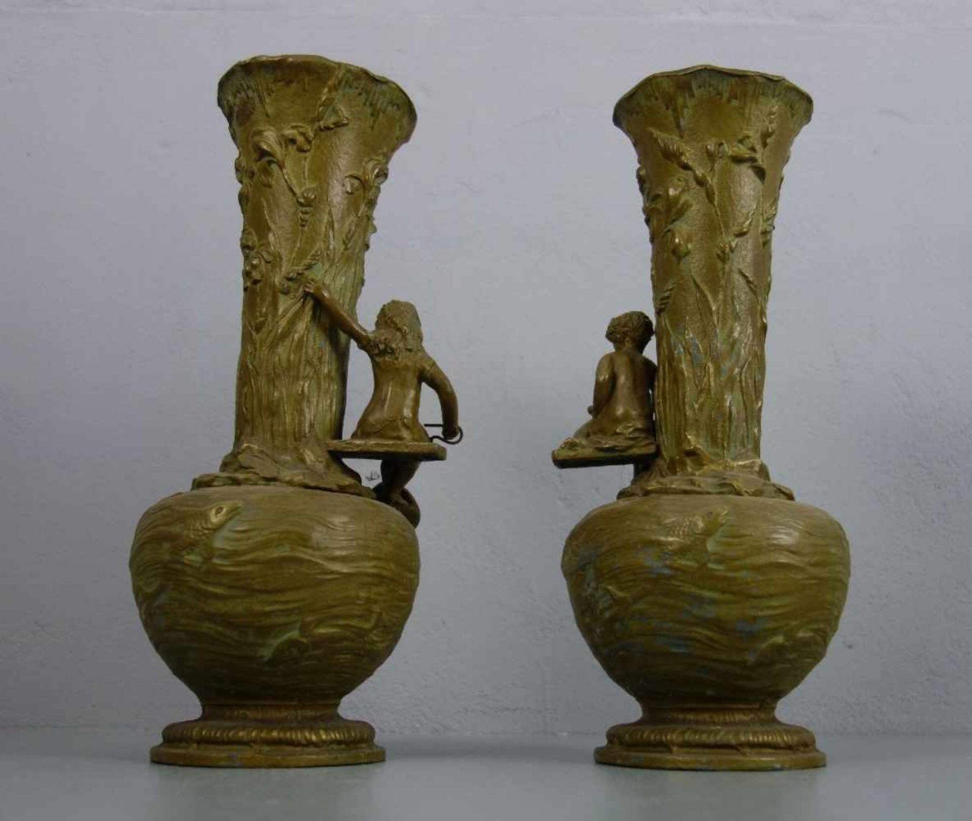 JUGENDSTIL VASENPAAR / pair of art nouveau vases, grünlich bronzierter Zinkguss, um 1900. - Bild 7 aus 7
