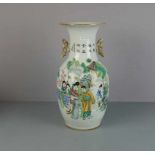 VASE, China, Porzellan, auf dem Hals mit roten und schwarzen Schriftkartuschen bezeichnet.