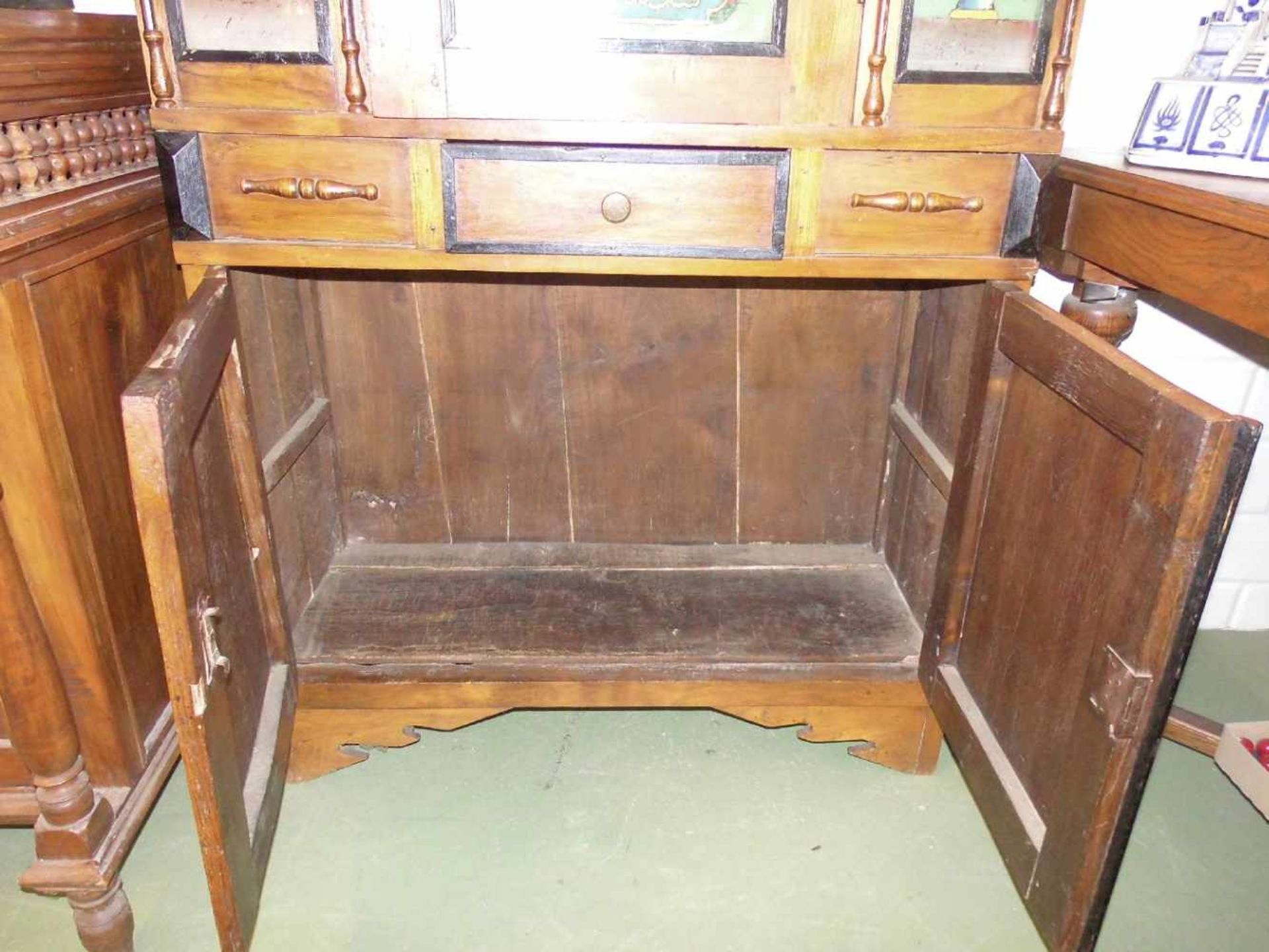 SCHRANK MIT HINTERGLASMALEREI und ebonisierten Partien / cupboard, Bali, 1. Hälfte 20. Jh.. - Bild 5 aus 6