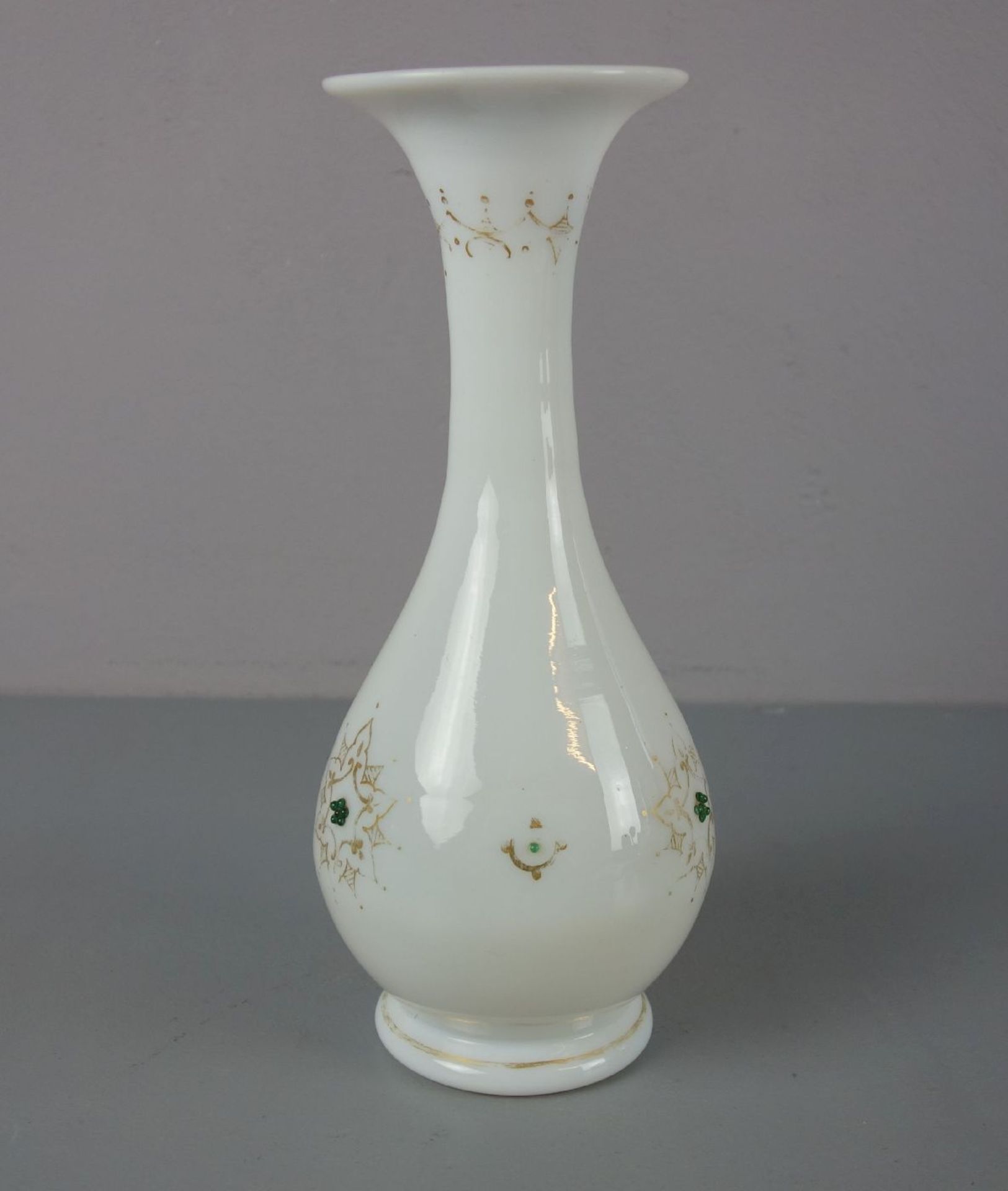 BIEDERMEIER - VASE, um 1930, Opalinglas mit Goldmalerei und Cabochonbesatz. Balusterform mit - Image 2 of 4