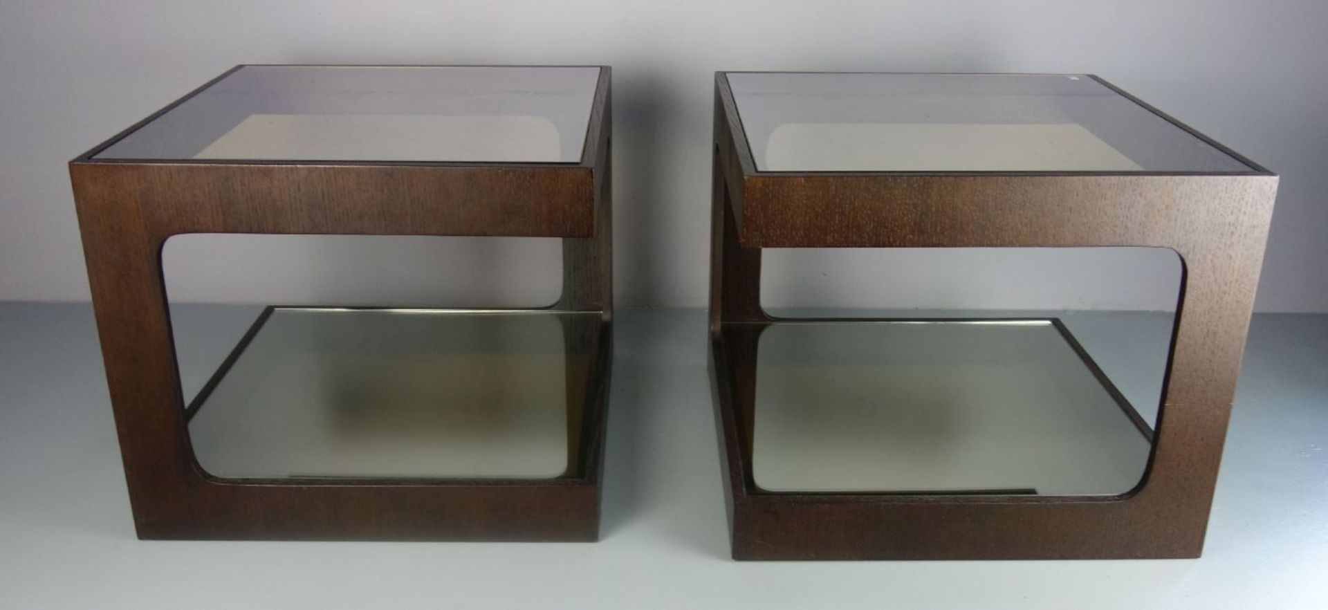 PAAR TISCHE / BEISTELLTISCHE / pair of tables, Karreeform, 1960er Jahre. Dunkelbraun lasierte - Image 3 of 3