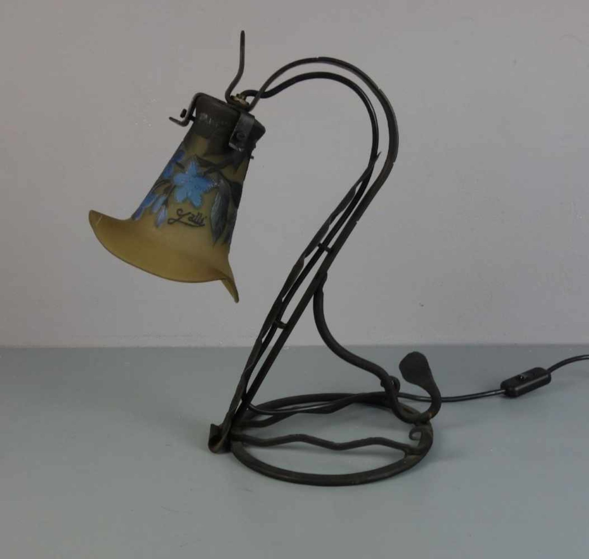 LAMPE / TISCHLAMPE in der Anmutung des Jugendstils, Eisen, einflammige Brennstelle, Glaskuppel, 2. - Bild 2 aus 4