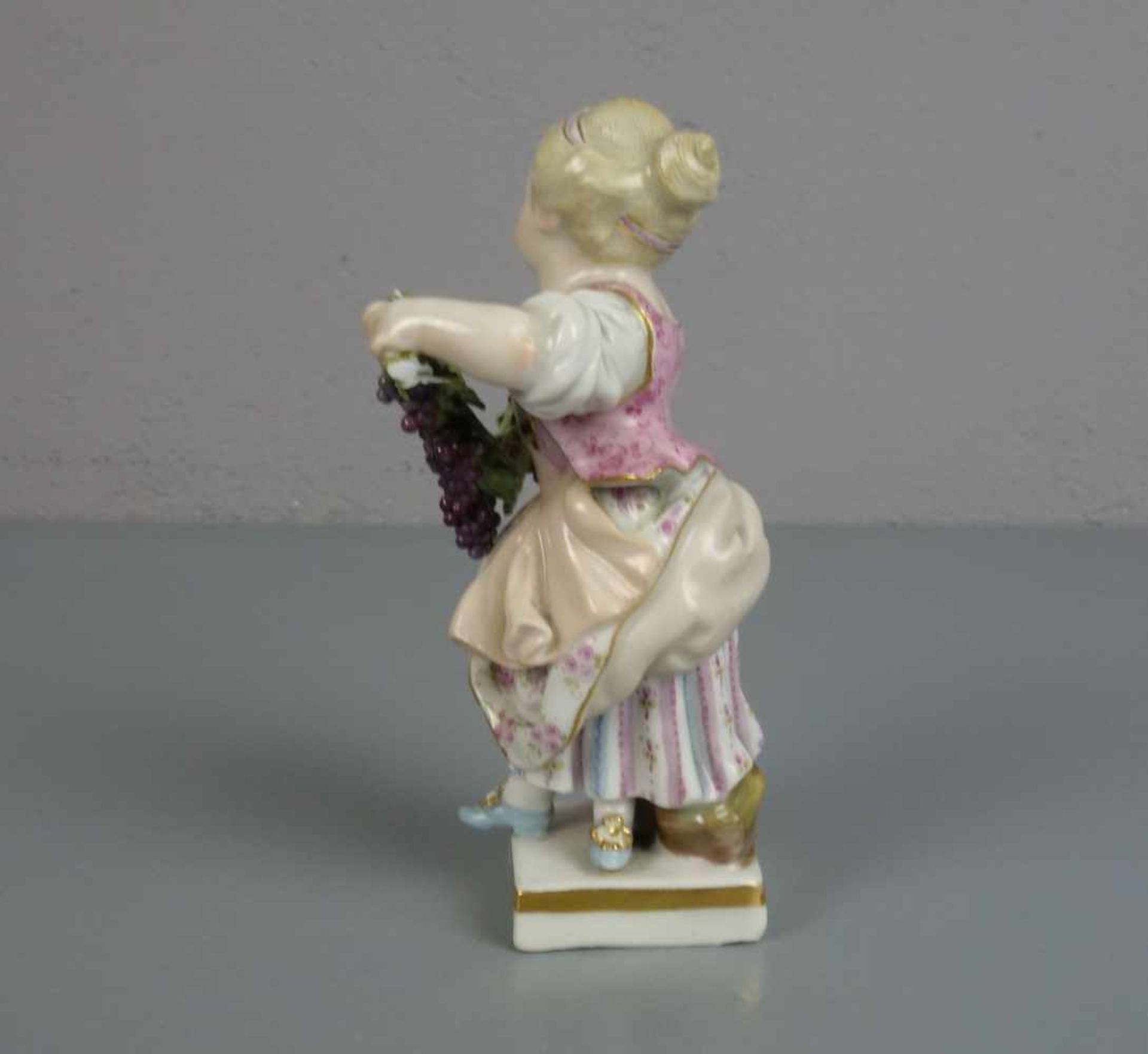 PORZELLANFIGUR: "Gärtnerin mit Weintrauben / Allegorie des Herbstes" / porcelainfigure girl / - Bild 2 aus 5