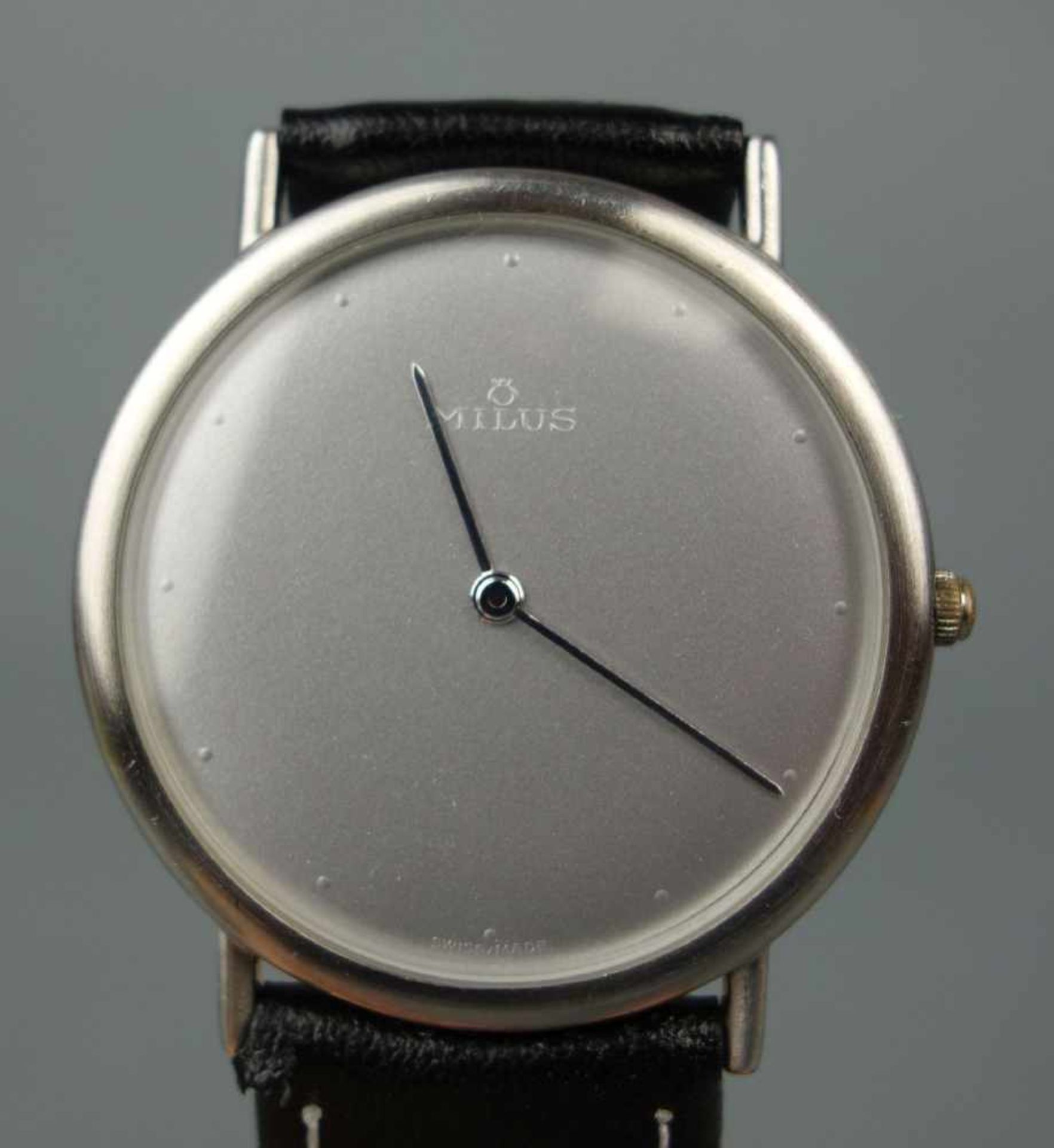 ARMBANDUHR - MILUS / wristwatch, Quartz, Schweiz. Rundes Edelstahlgehäuse an Lederarmband. - Bild 2 aus 5
