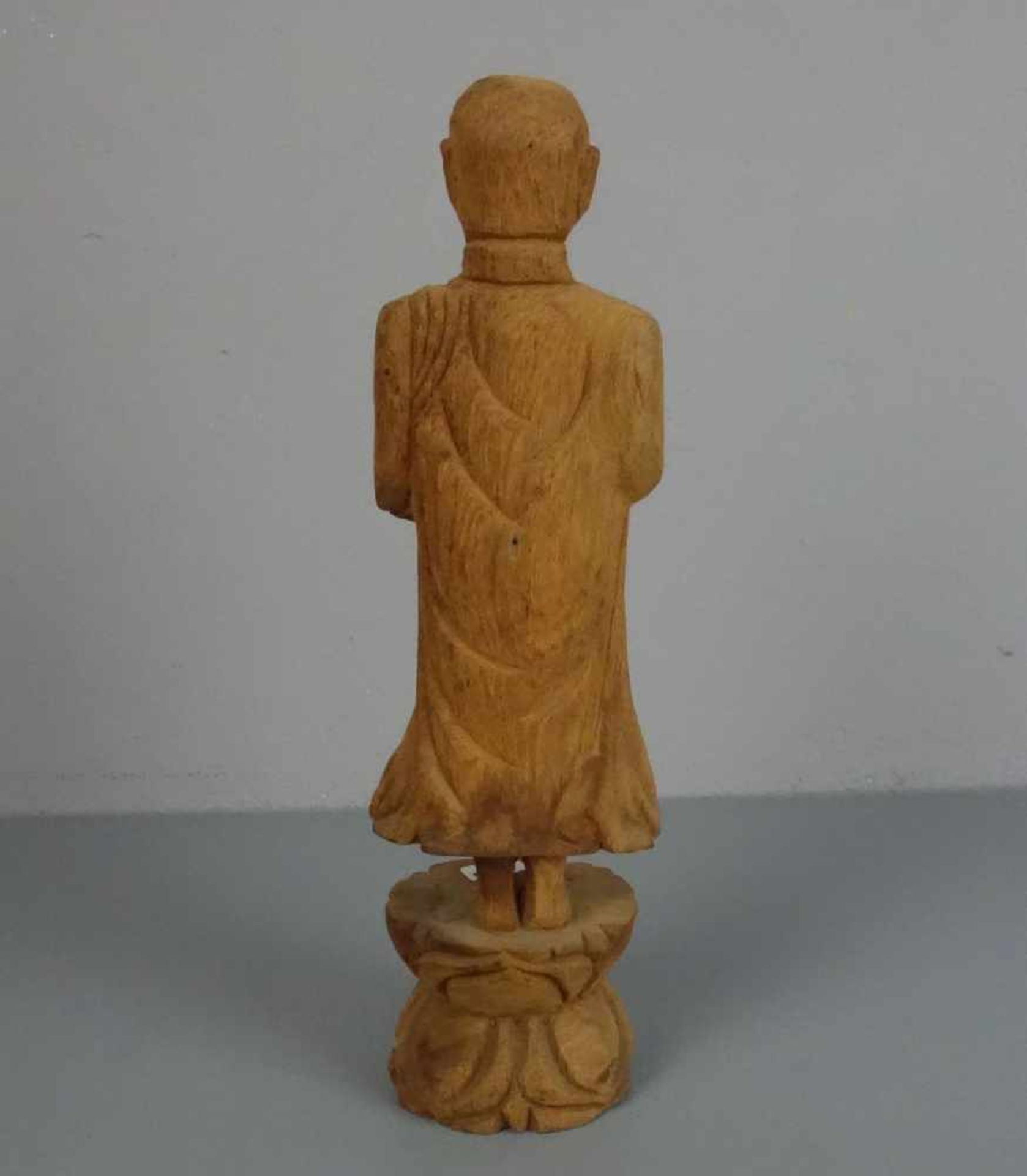SKULPTUR: "Mönch mit Bettelschale", Holz, geschnitzt, Südostasien / Thailand. Auf stilisiertem - Image 3 of 4