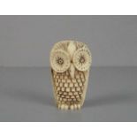 FIGUR : Eule / owl bone figure, feine Beinschnitzerei, wohl Elfenbein. Stilisierte sitzende Eule mit