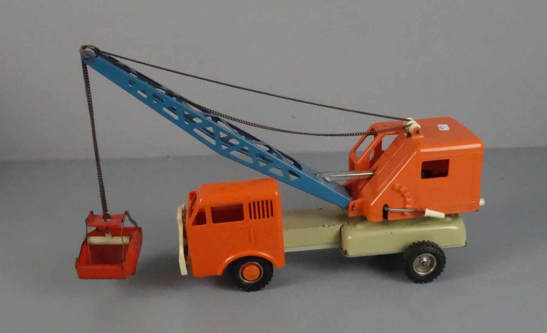 BLECHSPIELZEUG / FAHRZEUG: GAMA - LKW MIT BAGGER / tin toy earthmover, 2. H. 20. Jh., Blech und - Bild 3 aus 3