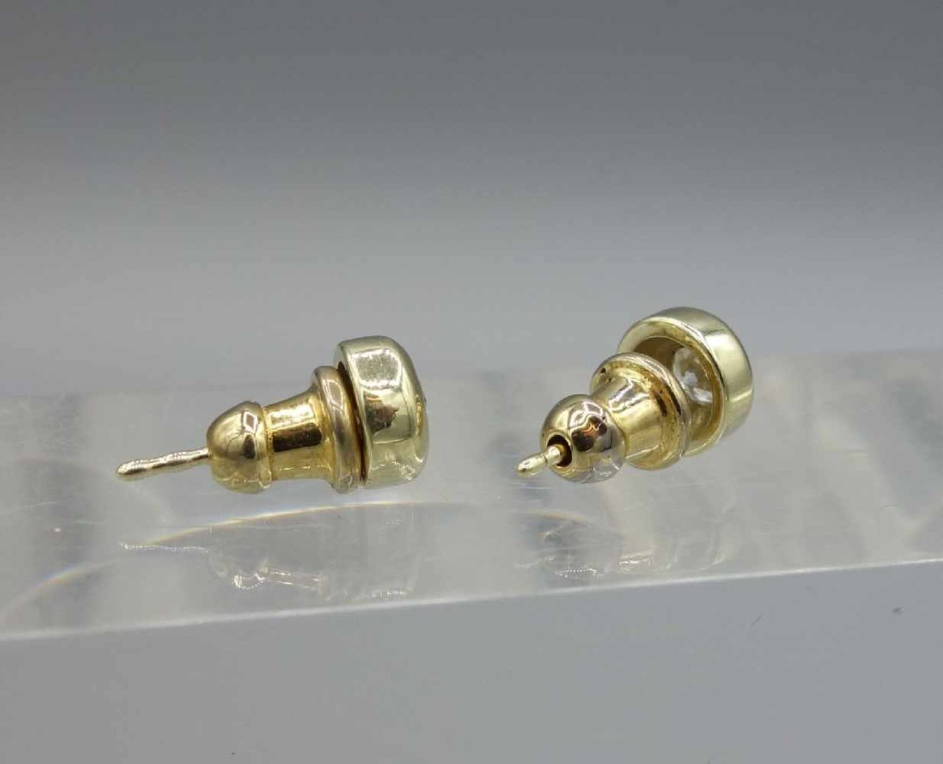 OHRSTECKER, 585er Gelbgold, runde Form, besetzt mit zwei Brillanten von je 0,3 ct. Durchmesser 0, - Bild 3 aus 3