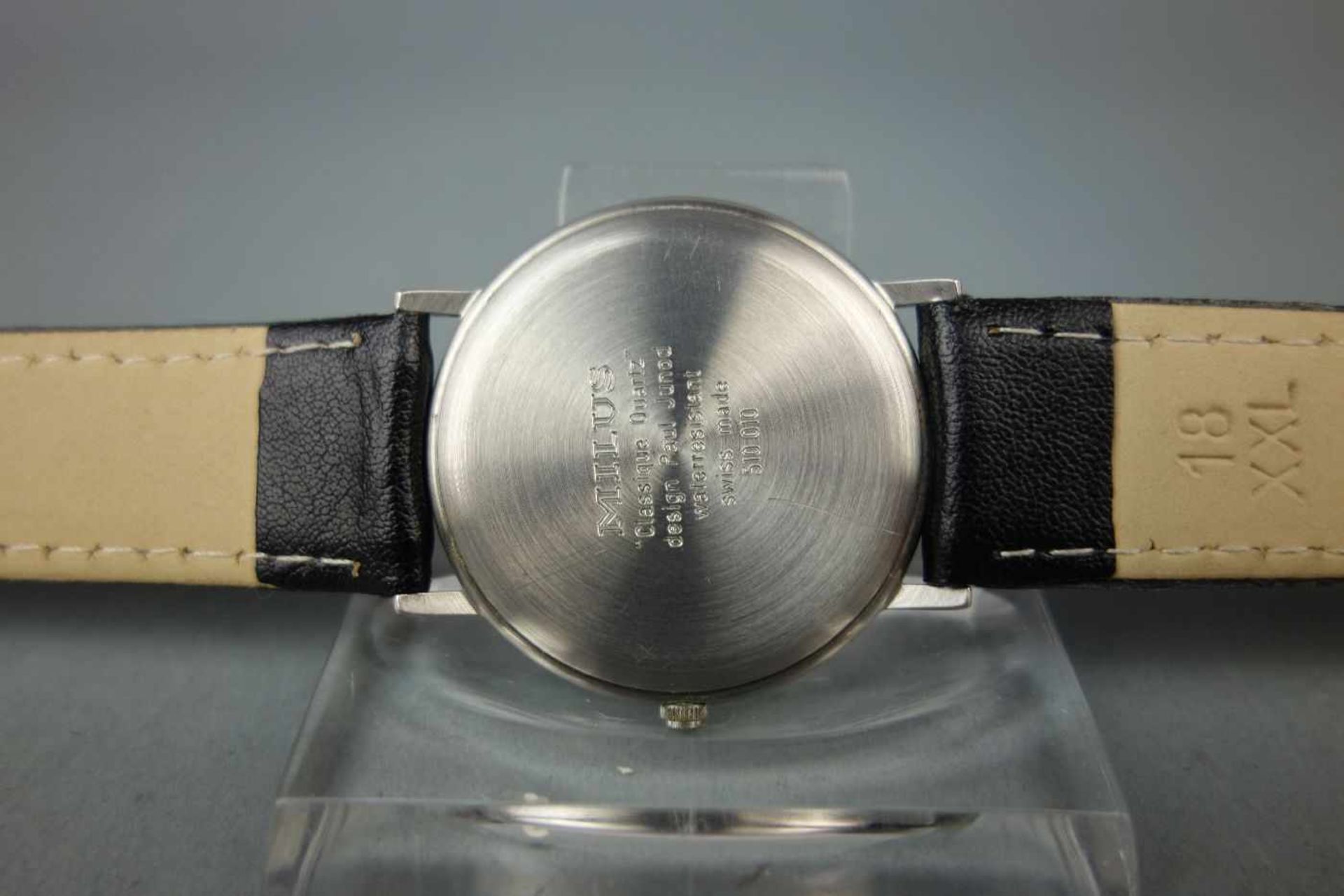 ARMBANDUHR - MILUS / wristwatch, Quartz, Schweiz. Rundes Edelstahlgehäuse an Lederarmband. - Bild 5 aus 5