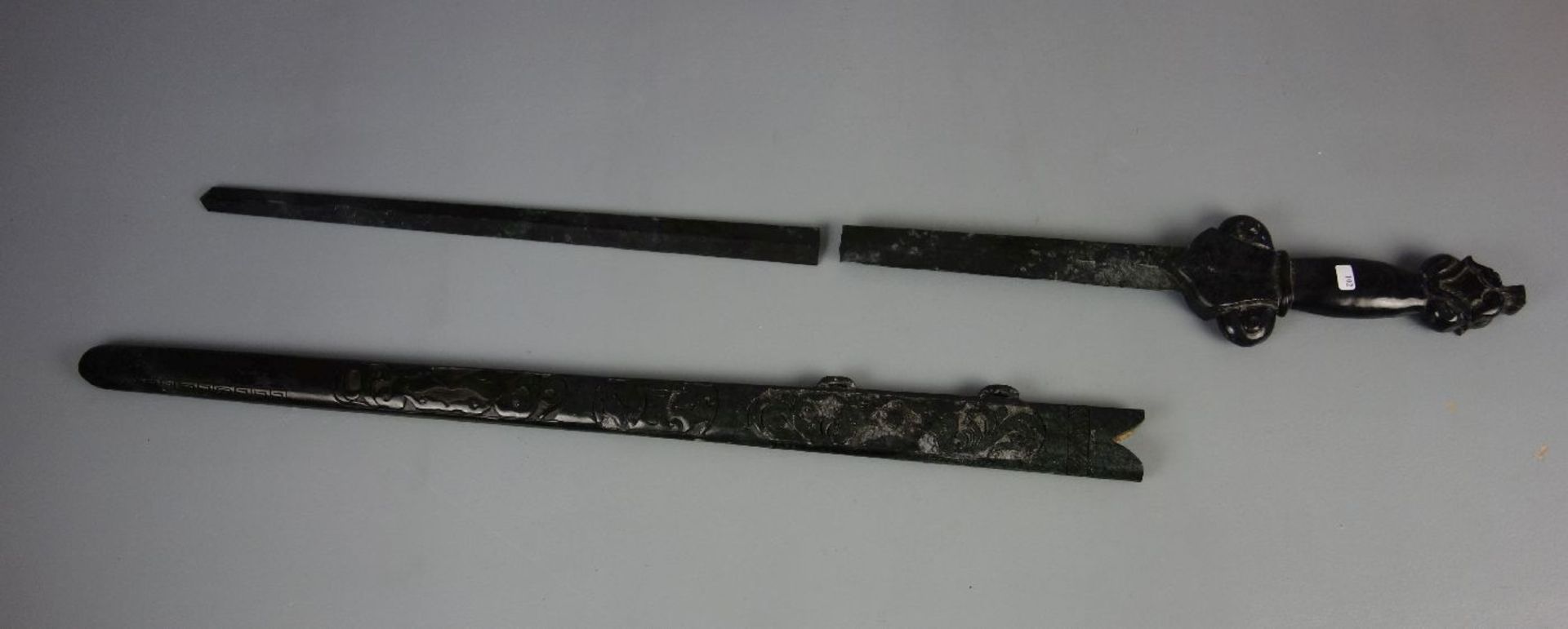 JADESCHWERT / jade sword, China. Stilisiertes Schwert aus einem Stück Jade gearbeitet mit - Bild 2 aus 5