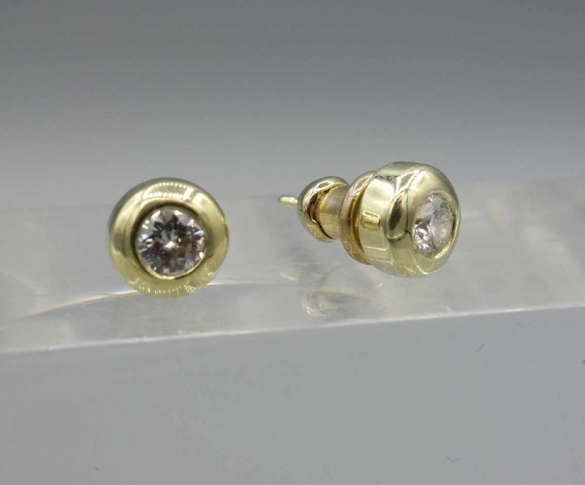 OHRSTECKER, 585er Gelbgold, runde Form, besetzt mit zwei Brillanten von je 0,3 ct. Durchmesser 0, - Bild 2 aus 3