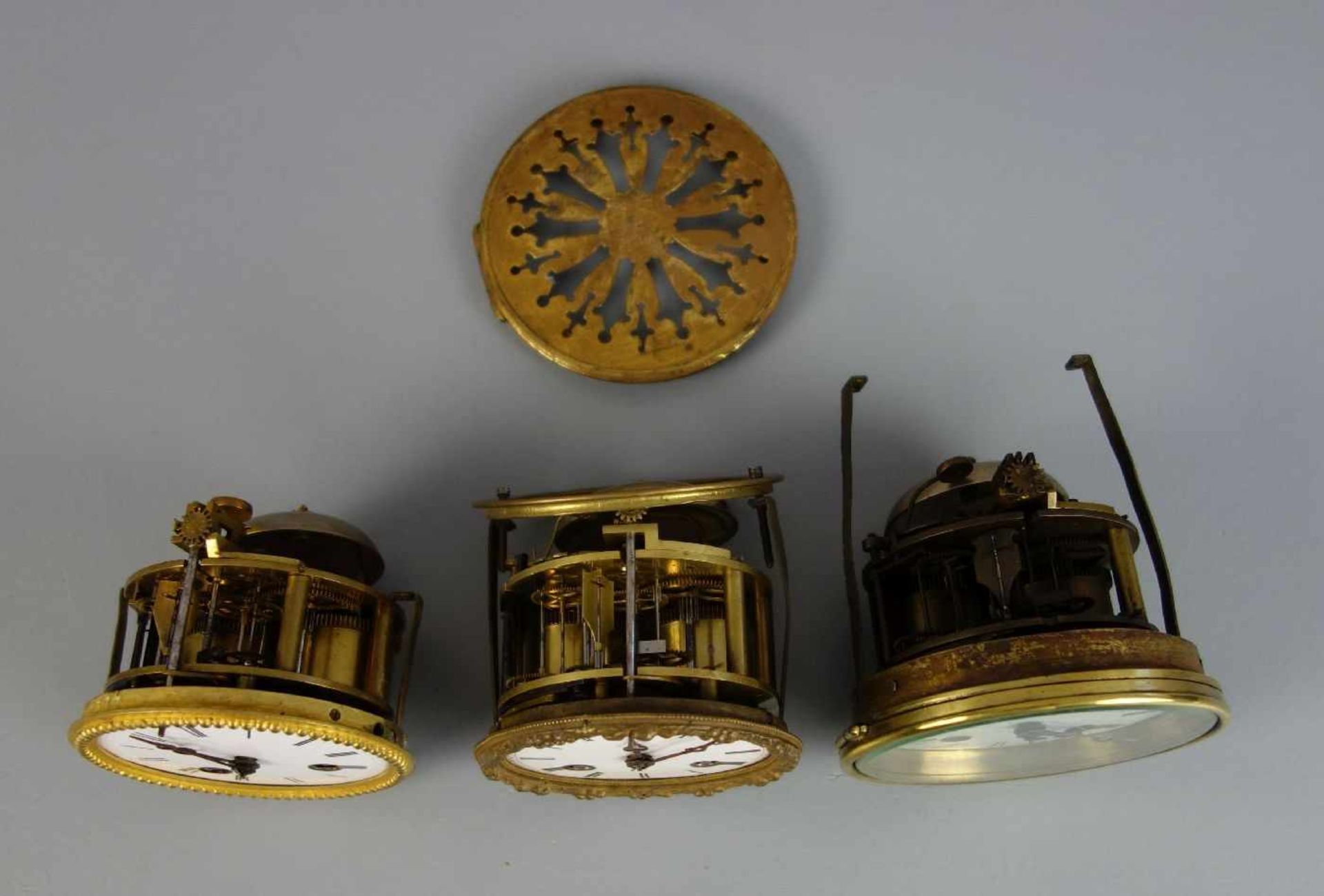 DREI PENDULEN UHRWERKE / WERKE FÜR KAMINUHREN / clockworks, ungeprüft und ohne Schlüssel. - Bild 2 aus 4