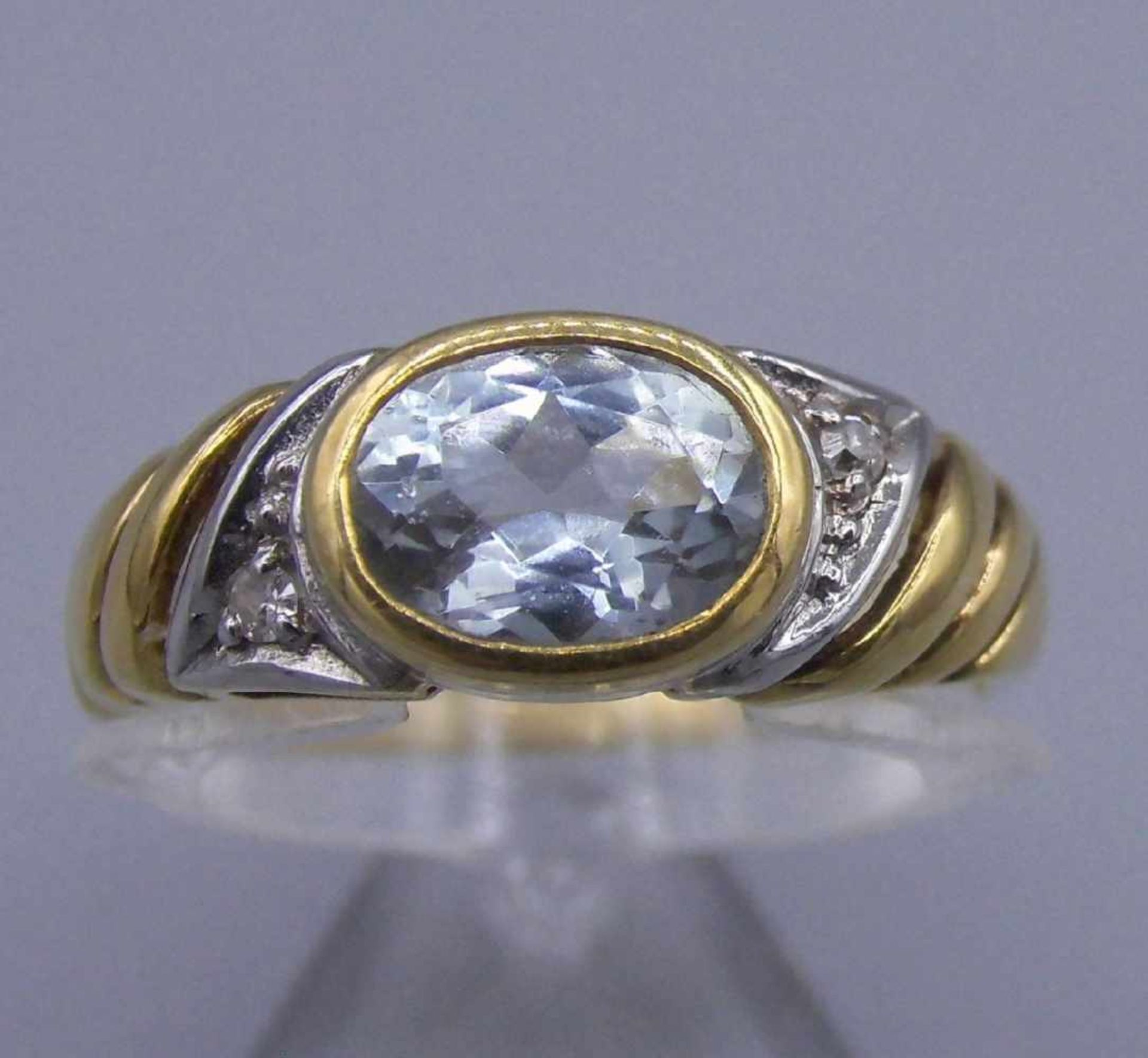 RING mit hellblauem Edelstein und 2 kleinen Brillanten in 585er Gelbgoldfassung (3 g); Ringschiene - Bild 3 aus 5