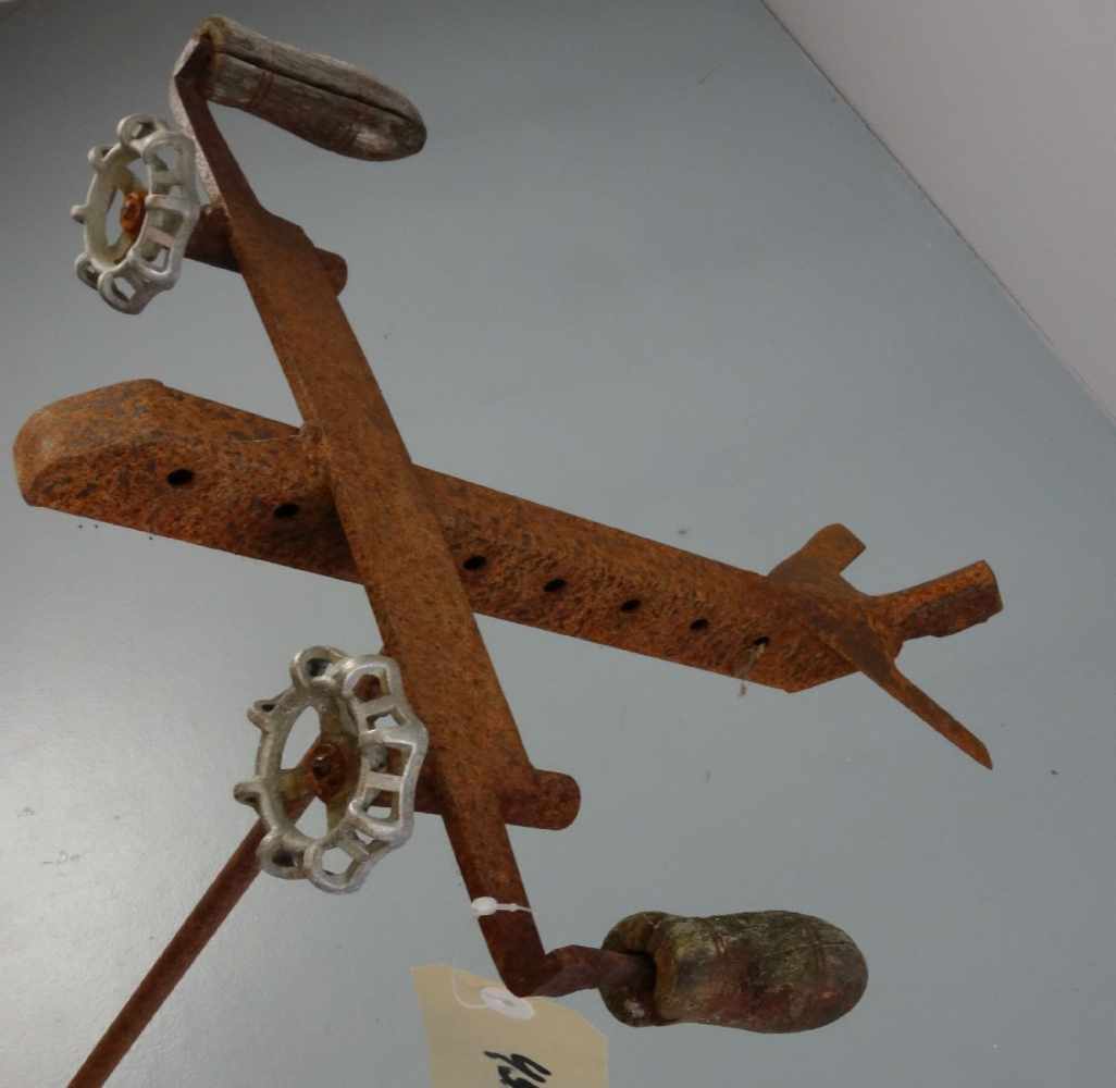 SKULPTUR / METALLKUNST: "Flugzeug", oxidiertes Eisen. Figürliche Gartenskulptur, gefertigt aus - Bild 2 aus 3
