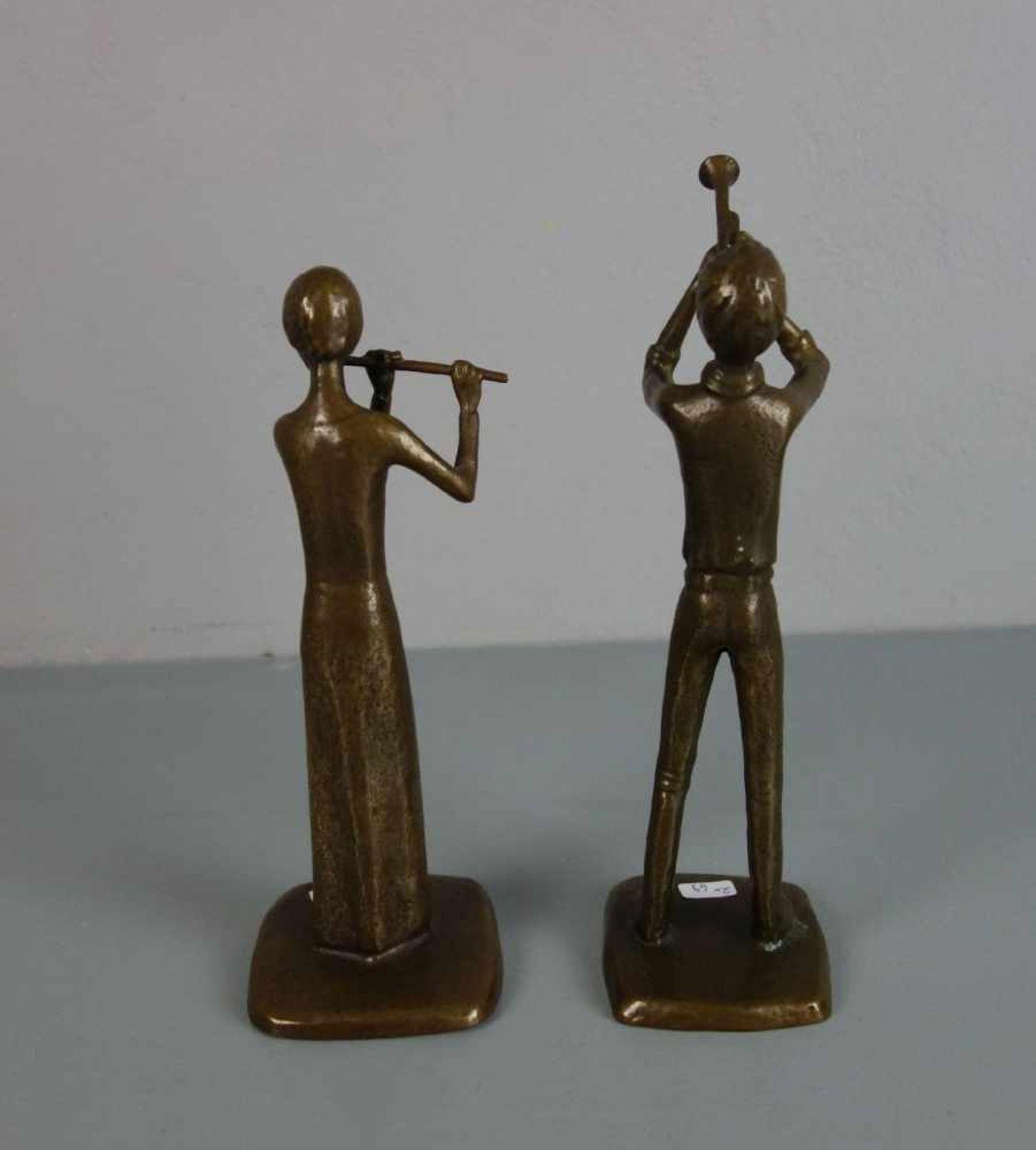 ANONYMER BILDHAUER (20. / 21. JH.), Paar Bronze - Skulpturen: "Trompeter" und "Flötistin" / two - Image 3 of 4