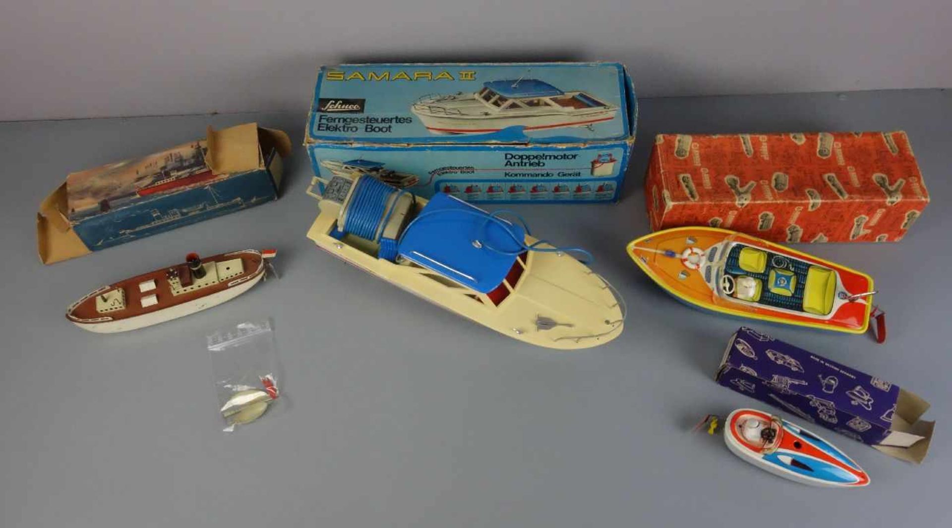 KONVOLUT BLECHSPIELZEUG / BOOTE / toy boats, Mitte 20. Jh., lithografiertes Blech und Plastik, - Image 2 of 3