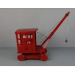 BLECHSPIELZEUG: "Kran" / tin toy truck crane, Eisenblech, rot lackiert, ungemarkt, 2. Hälfte 20.