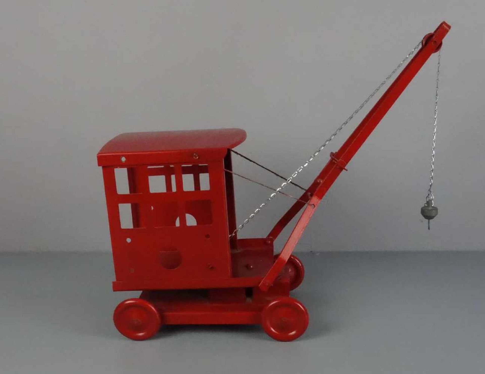 BLECHSPIELZEUG: "Kran" / tin toy truck crane, Eisenblech, rot lackiert, ungemarkt, 2. Hälfte 20.