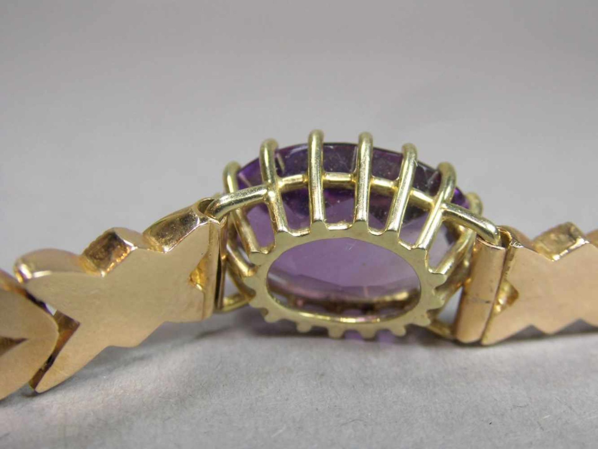 ARMBAND MIT AMETHYSTBESATZ / bracelet, 750er Rotgold (19,3 g), Italien Marke 1944-1966; durchbrochen - Bild 5 aus 5