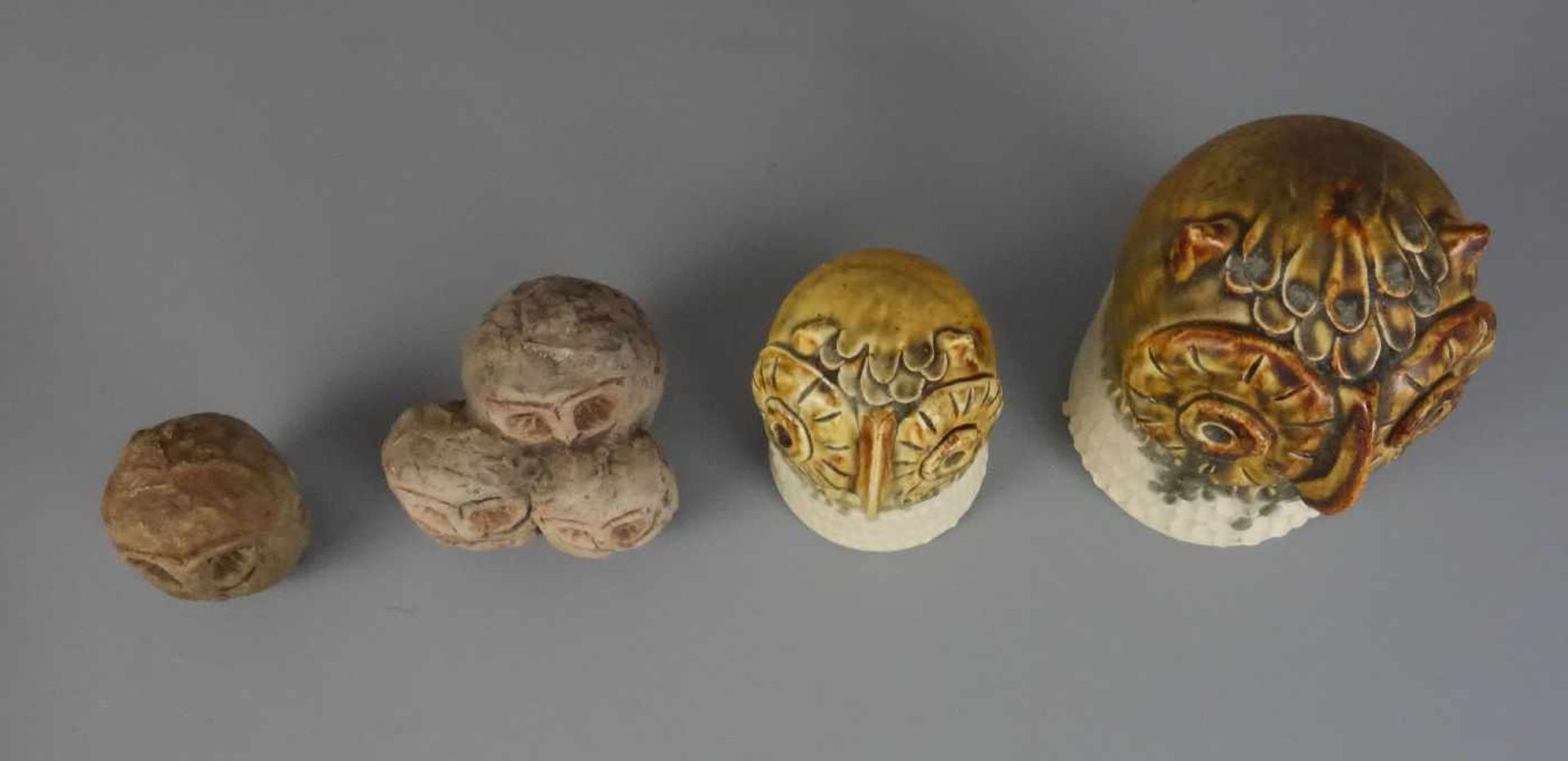 KONVOLUT STUDIOKERAMIK / KÜNSTLERKERAMIK / SKULPTUREN "Eulen" / pottery owls. 1-2) "Eulenfamilie" - Bild 2 aus 4