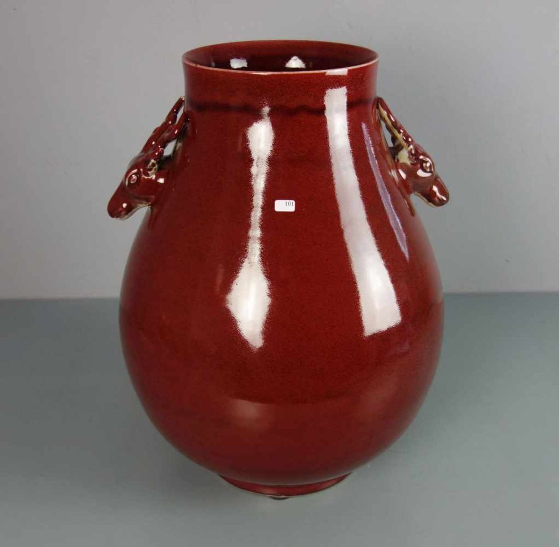 CHINESISCHE SANG DE BOEUF - VASE, späte Qing-Dynastie, um 1900. Rundstand, gebauchte Wandung mit