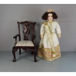 KÜNSTLERPUPPE "WEIKE" MIT PUPPENSTUHL / doll with a chair, 20. Jh., Puppen-Kind / Künstlerpuppe "