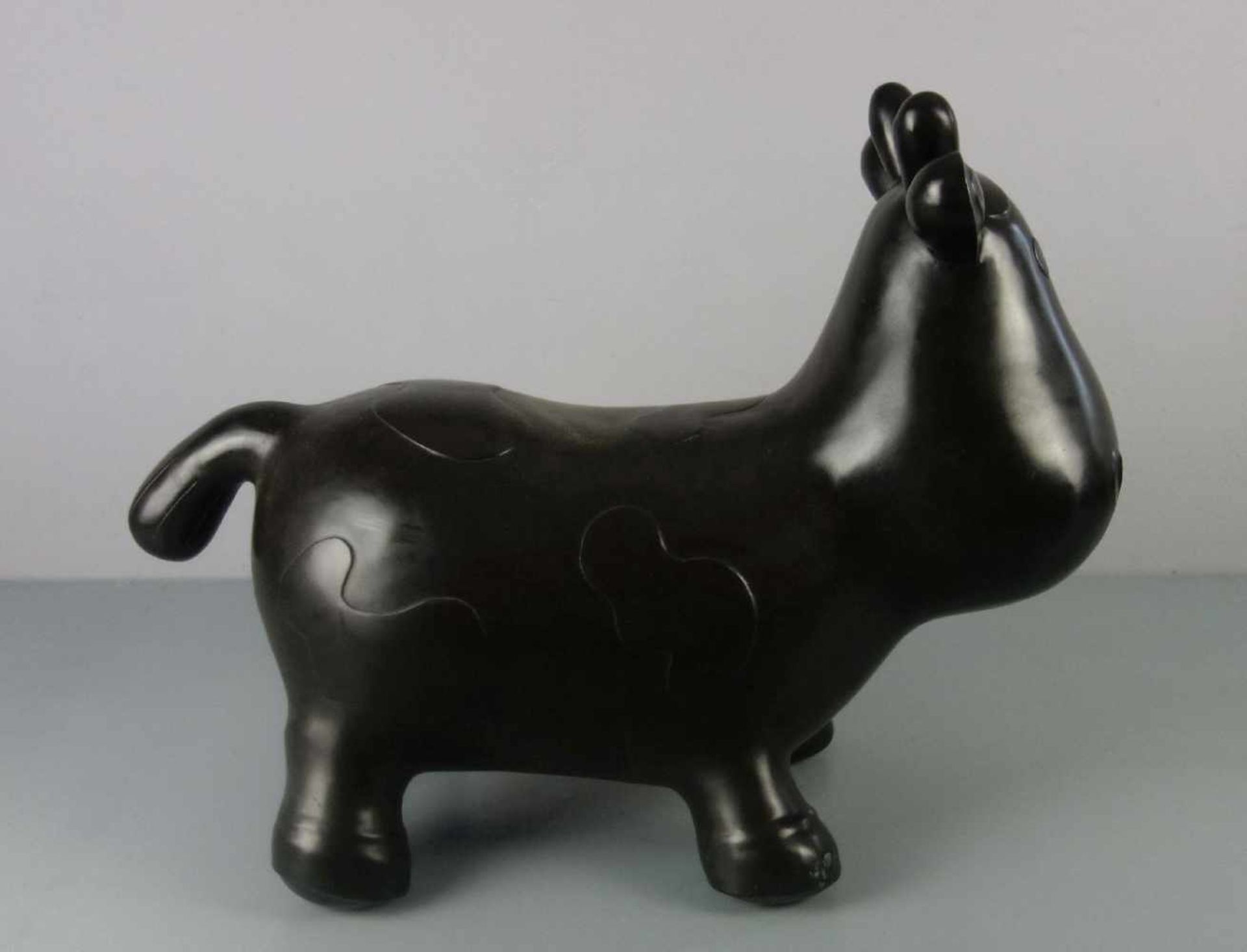 BRONZE - SKULPTUR / sculpture: "Kuh", Bildhauer des 20./21. Jh.; stilisiert gearbeitete Kuh in - Image 4 of 5
