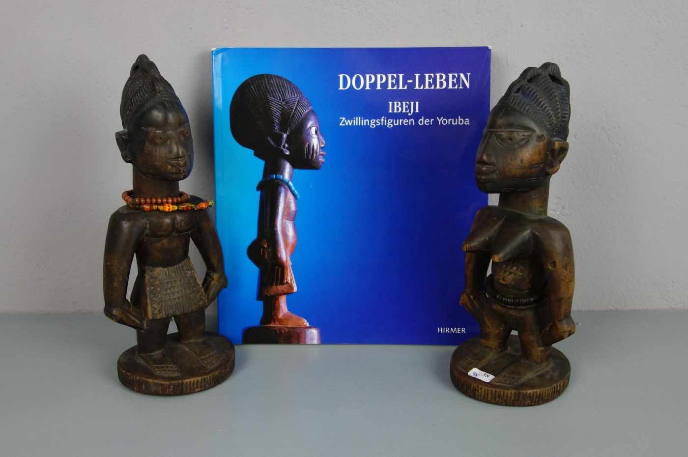 AFRIKANISCHES SKULPTURENPAAR UND KATALOG: "Zwillingsfiguren der Yoruba", Ibeji-Kult, Nigeria /