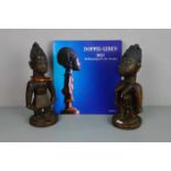AFRIKANISCHES SKULPTURENPAAR UND KATALOG: "Zwillingsfiguren der Yoruba", Ibeji-Kult, Nigeria /
