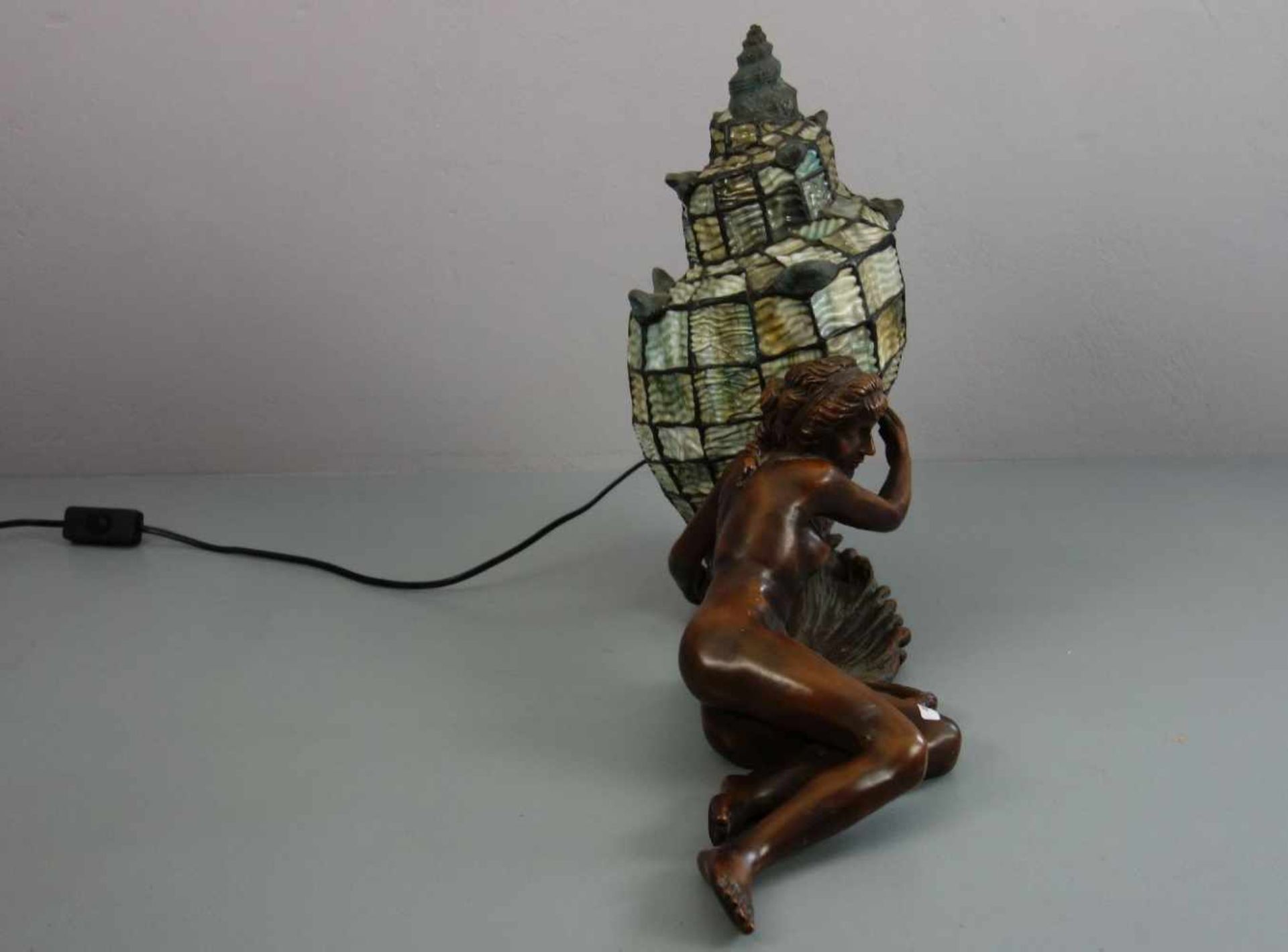FIGÜRLICHE LAMPE "NYMPHE", liegender weiblicher Akt auf Wellenpostament, eine Spiralmuschel haltend; - Bild 3 aus 6