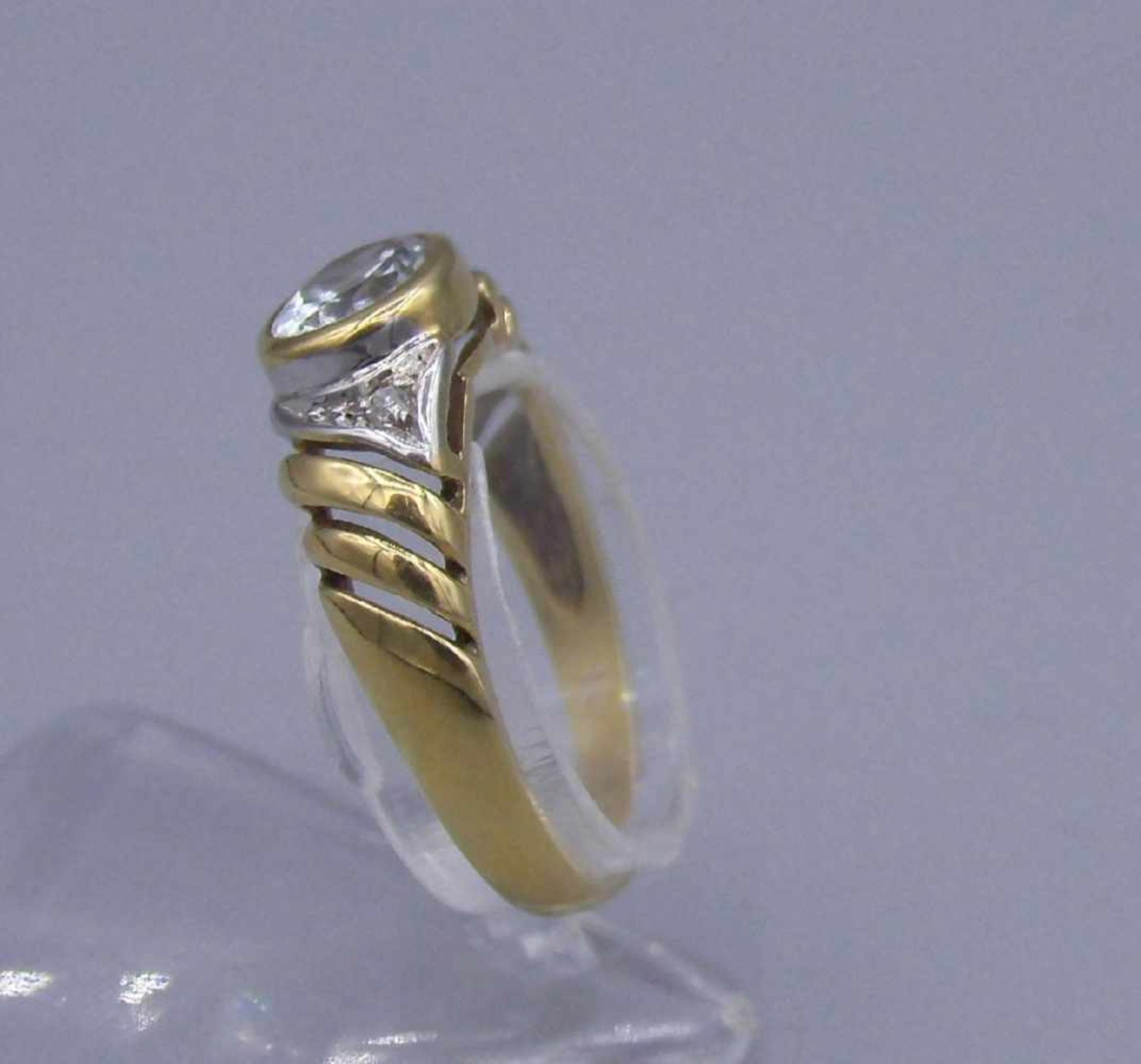 RING mit hellblauem Edelstein und 2 kleinen Brillanten in 585er Gelbgoldfassung (3 g); Ringschiene - Bild 2 aus 5