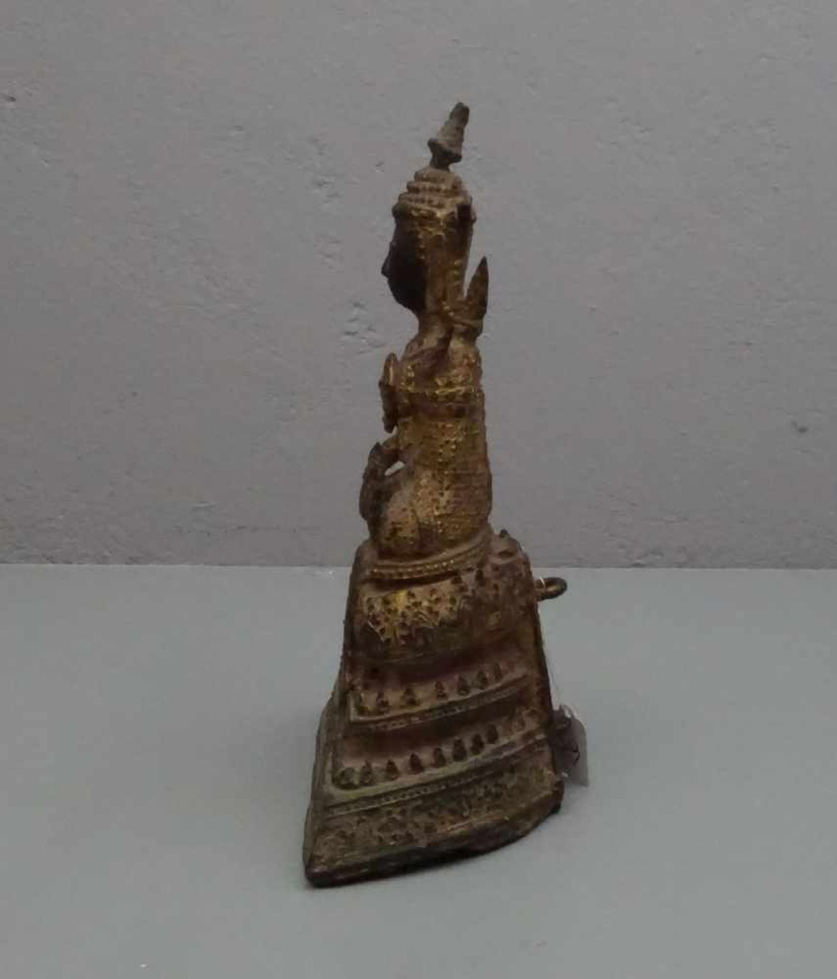 SKULPTUR / sculpture: "SITZENDER BUDDHA", Bronze, dunkelbraun patiniert, partiell vergoldet und - Bild 4 aus 4