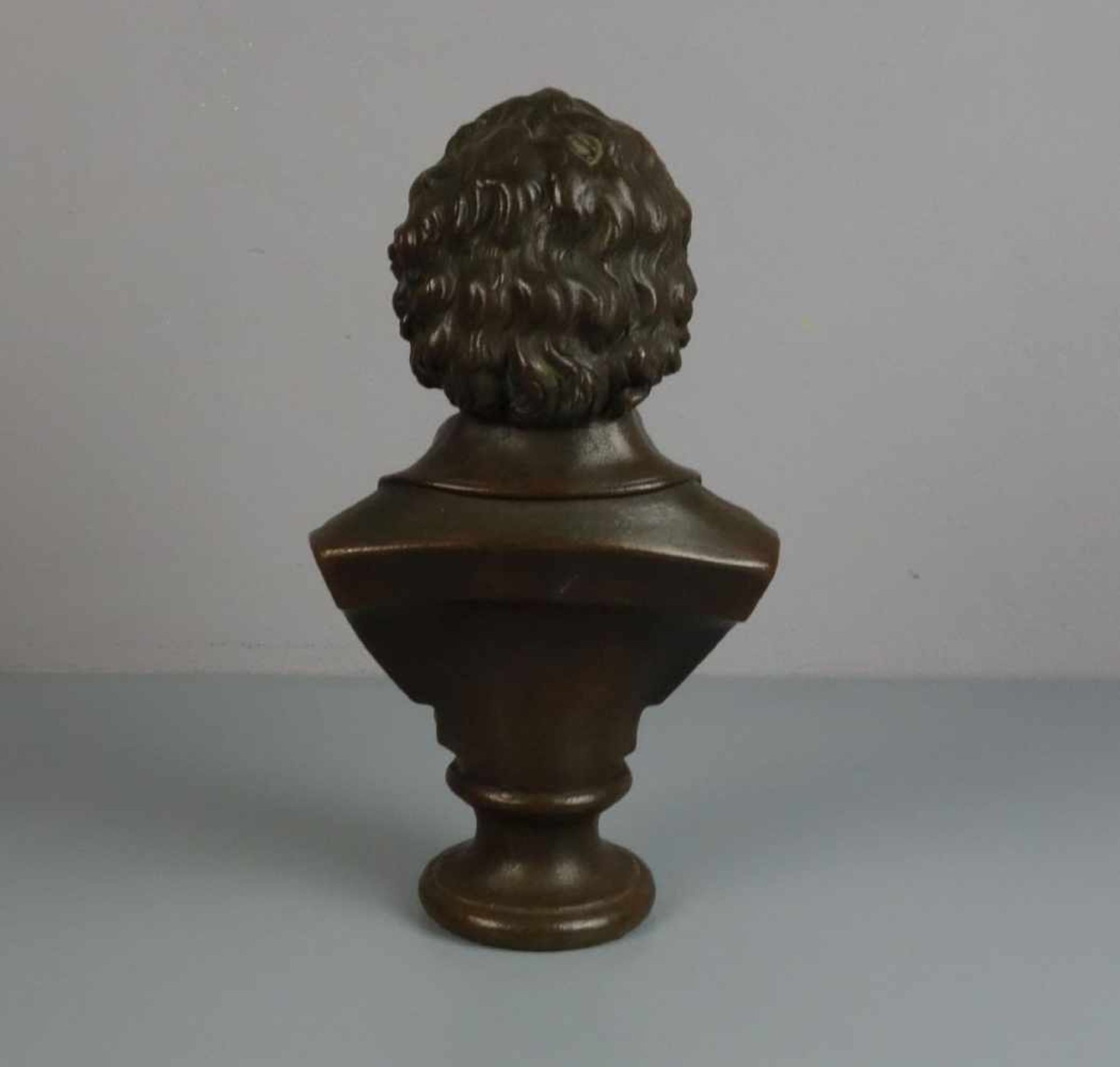 BÜSTE: "Wolfgang Amadeus Mozart", bronzierte Keramik. Der junge Mozart auf rundem Postament, - Bild 3 aus 6