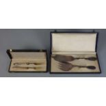 KONVOLUT VORLEGEBESTECK / serving cutlery, 1. H. 20. Jh.. 1) 2 Vorlegegabeln in Schatulle, Metall