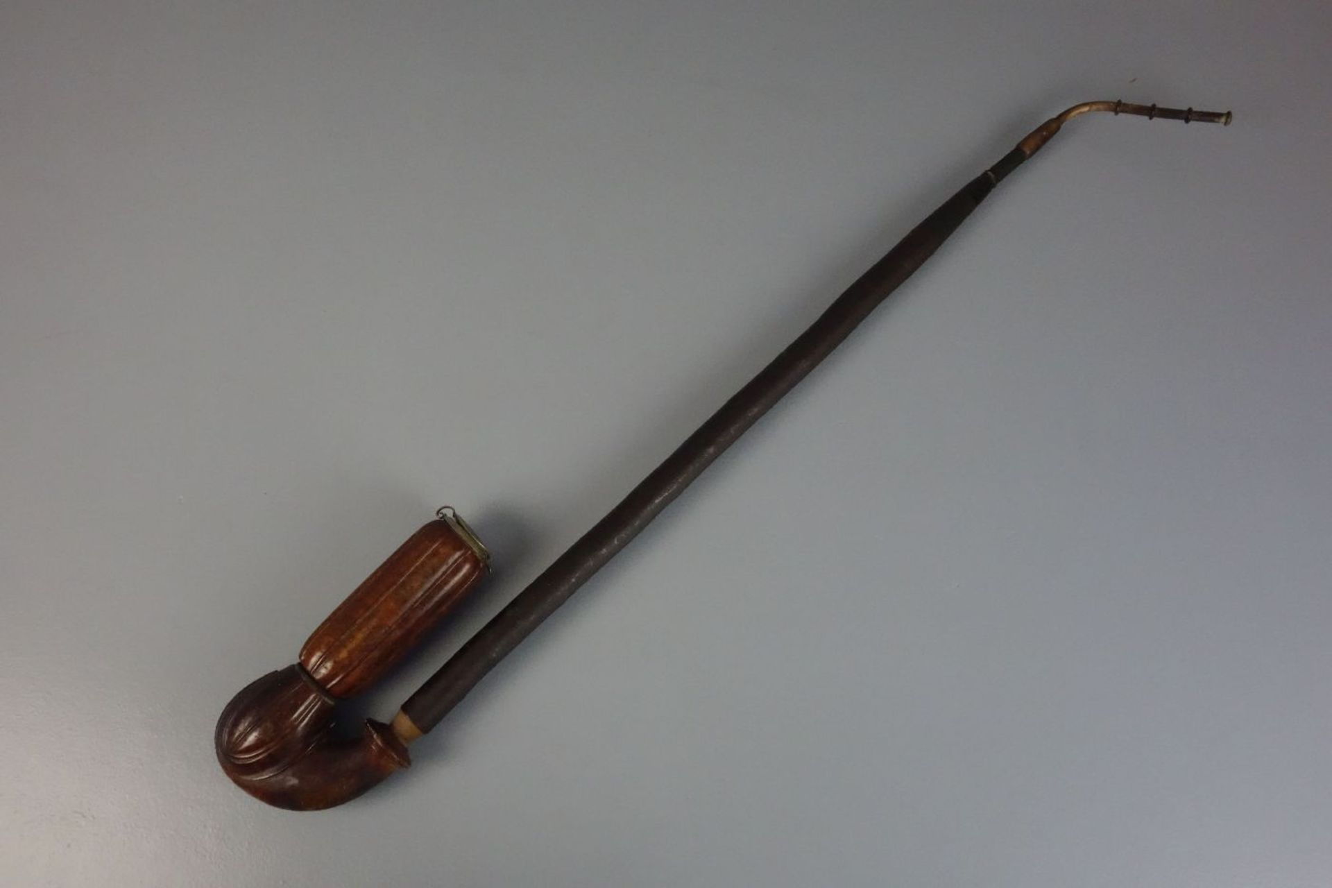 BIEDERMEIER-PFEIFE / pipe, 19. Jh., Schaft gearbeitet aus Holz und Horn. Pfeifenkopf aus Holz mit - Bild 2 aus 4