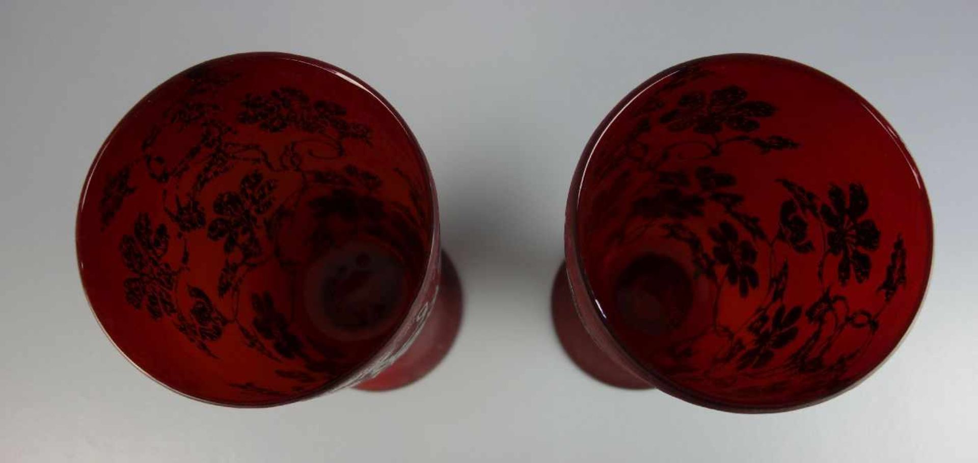 VASENPAAR / pair of vases, Glas, 2. Hälfte 20. Jh.; profilierter und aufgewölbter Rundstand mit - Bild 2 aus 3