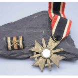 KLEINE ORDENSSPANGE UND KRIEGSVERDIENSTKREUZ AM ORDENSBAND/ medals: 1. und 2. WK. Die Ordensspange