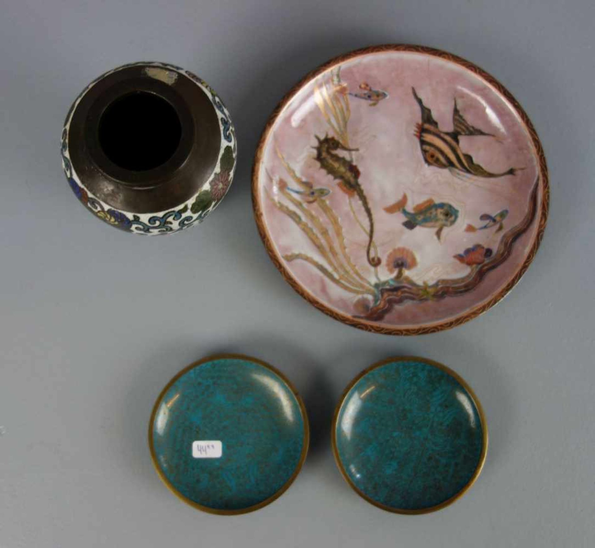 KONVOLUT CLOISONNE-TEILE, Metall und polychromes Emaille, wohl 20. Jh., Japan und China. 1 u. 2) 2 - Bild 2 aus 3