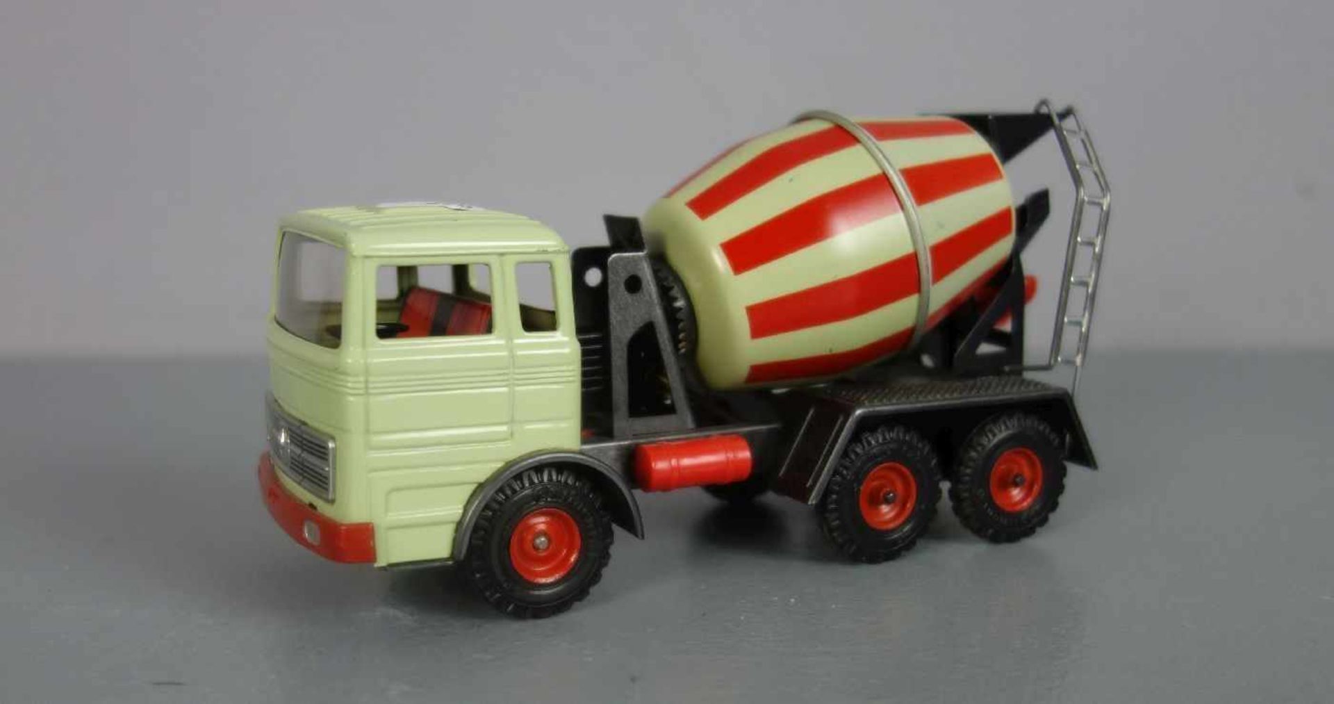 BLECHSPIELZEUG / FAHRZEUG: Betonmischer / Mercedes Betontransporter / tin toy truck mixer, Mitte 20.