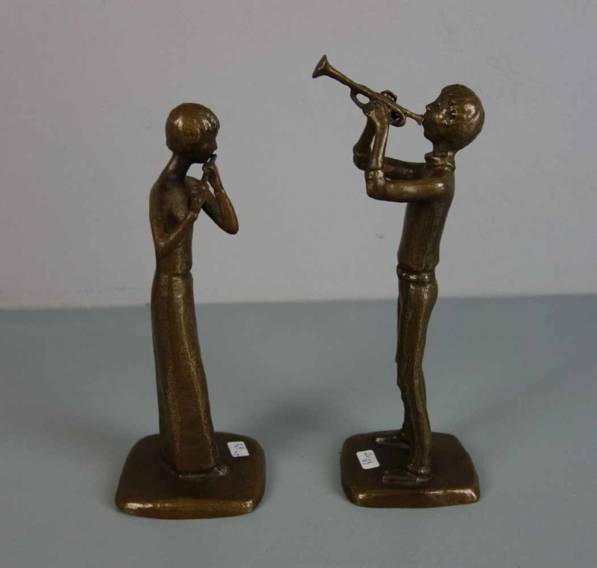 ANONYMER BILDHAUER (20. / 21. JH.), Paar Bronze - Skulpturen: "Trompeter" und "Flötistin" / two - Image 2 of 4