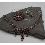 GRANAT-SCHMUCKSET: COLLIER / KETTE, BROSCHE UND OHRHÄNGER, Tombakfassung bzw. American Double.