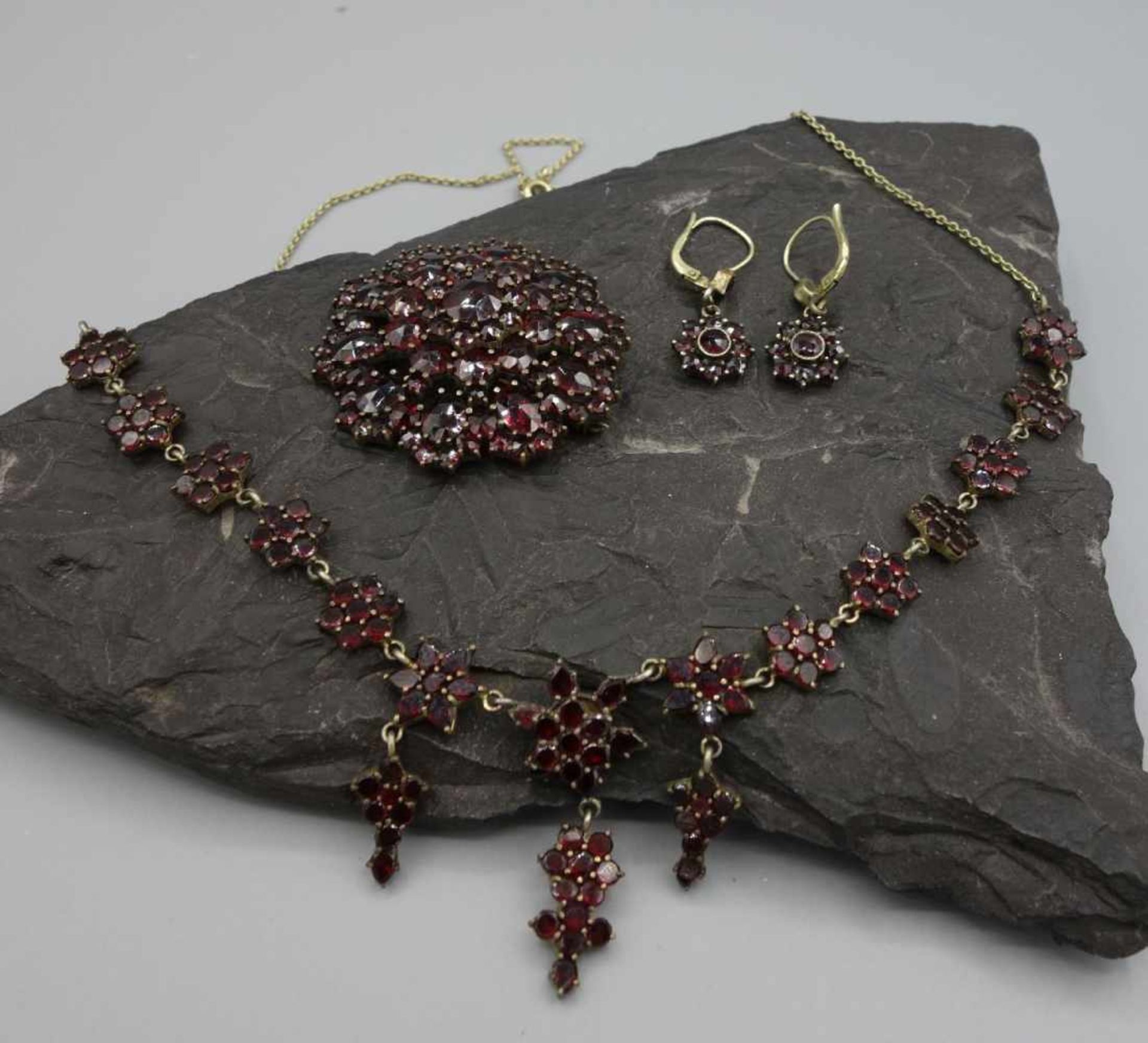 GRANAT-SCHMUCKSET: COLLIER / KETTE, BROSCHE UND OHRHÄNGER, Tombakfassung bzw. American Double.