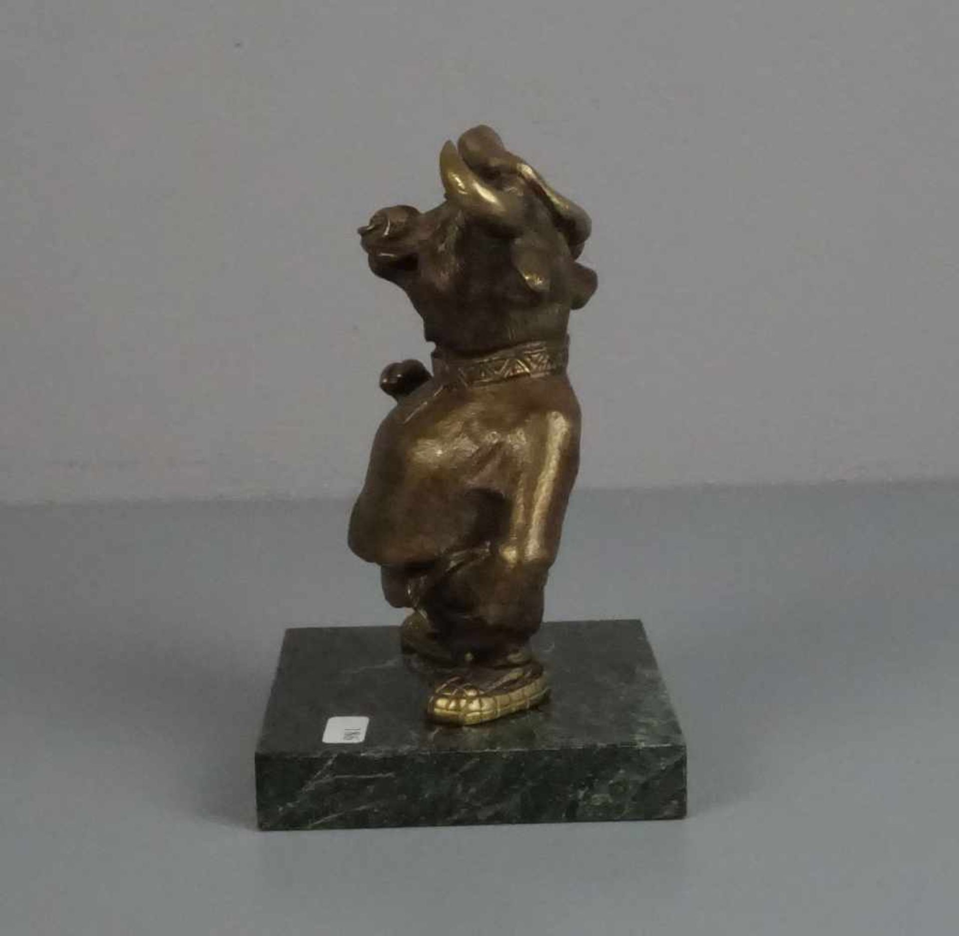 RUSSISCHER BILDHAUER DES 20./21. Jh., Skulptur / sculpture: "Stier als Kosake", Bronze, patiniert, - Image 2 of 5