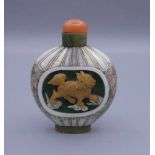 SNUFF-BOTTLE / SCHNUPFTABAK-BEHÄLTER / TABAK-GEFÄSS, China, ungemarkt, polychromer Stein und