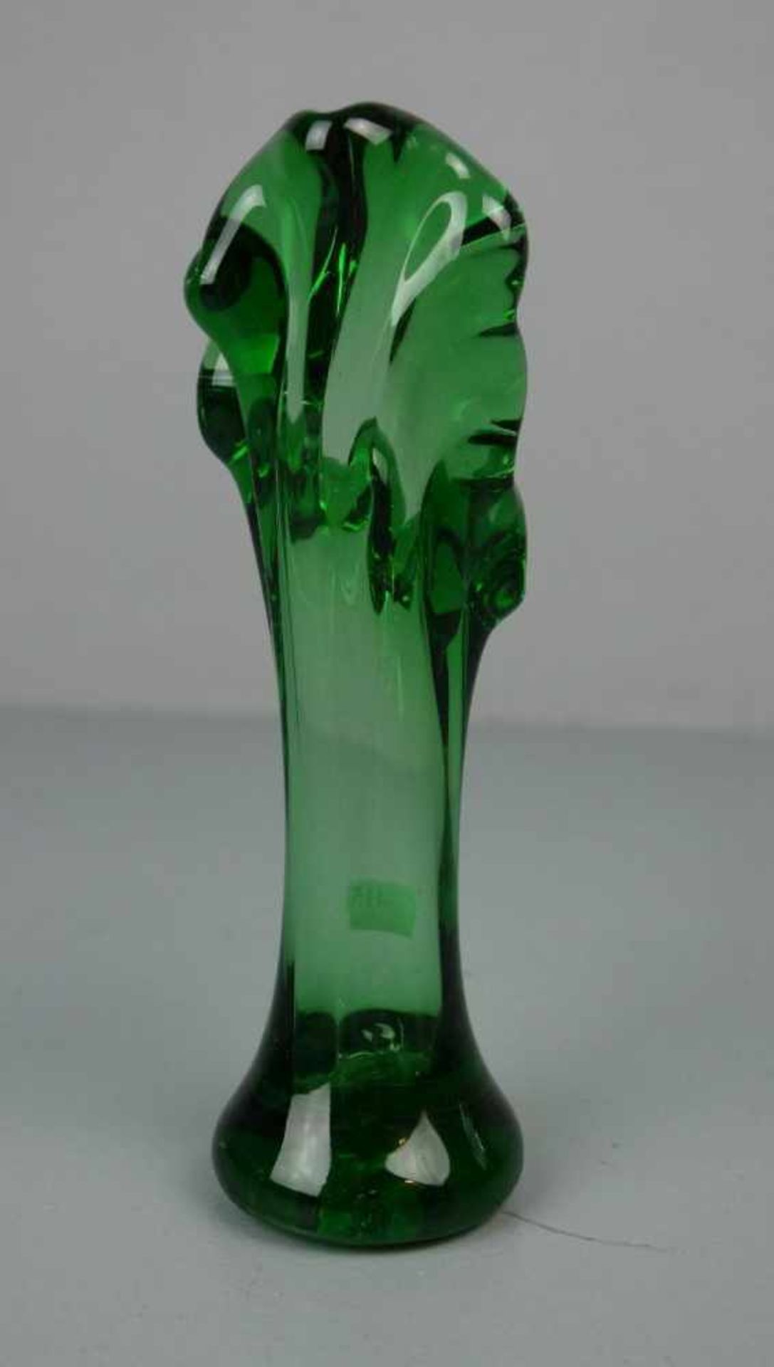 VASE, dickwandiges grünes Glas, Mitte 20. Jh.; Rundstand mit unterem Abriss, leicht eingezogene - Bild 3 aus 5