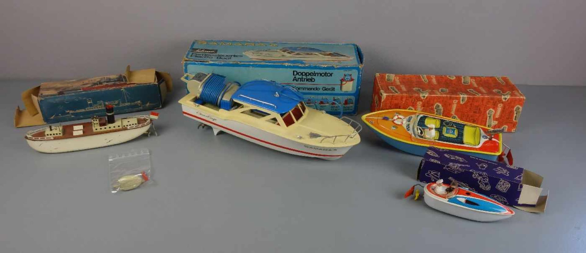 KONVOLUT BLECHSPIELZEUG / BOOTE / toy boats, Mitte 20. Jh., lithografiertes Blech und Plastik,