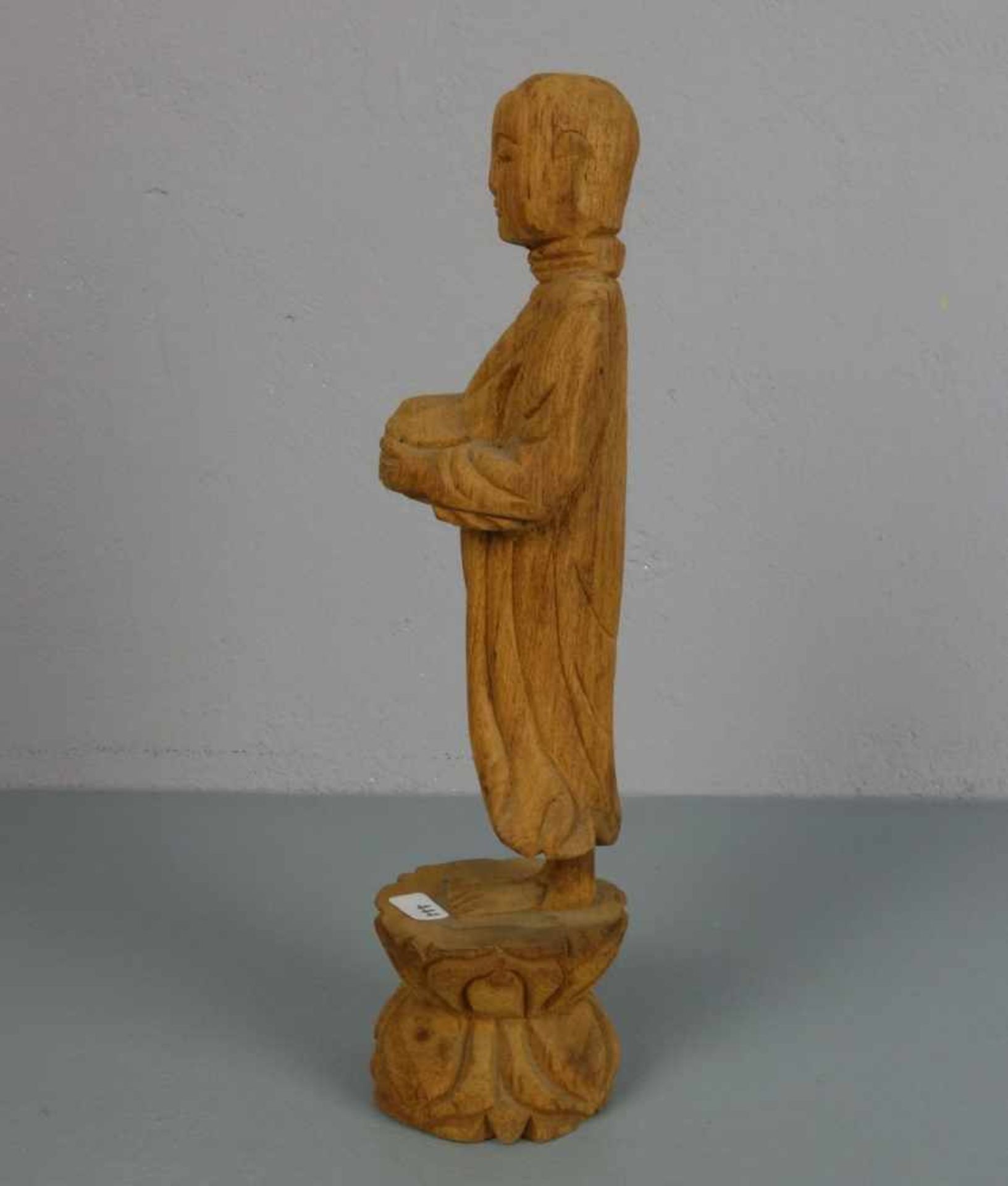 SKULPTUR: "Mönch mit Bettelschale", Holz, geschnitzt, Südostasien / Thailand. Auf stilisiertem - Image 4 of 4