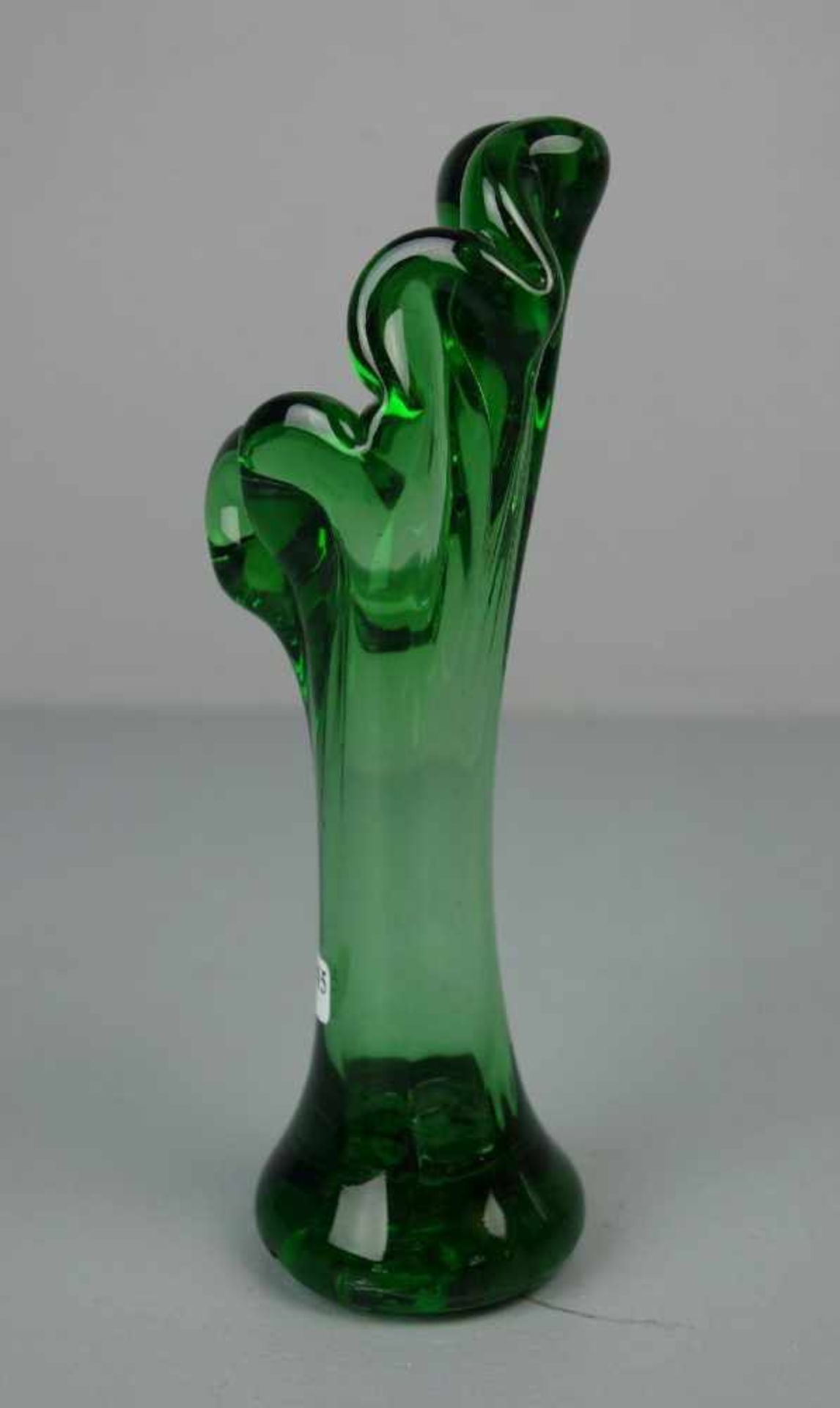 VASE, dickwandiges grünes Glas, Mitte 20. Jh.; Rundstand mit unterem Abriss, leicht eingezogene - Bild 2 aus 5