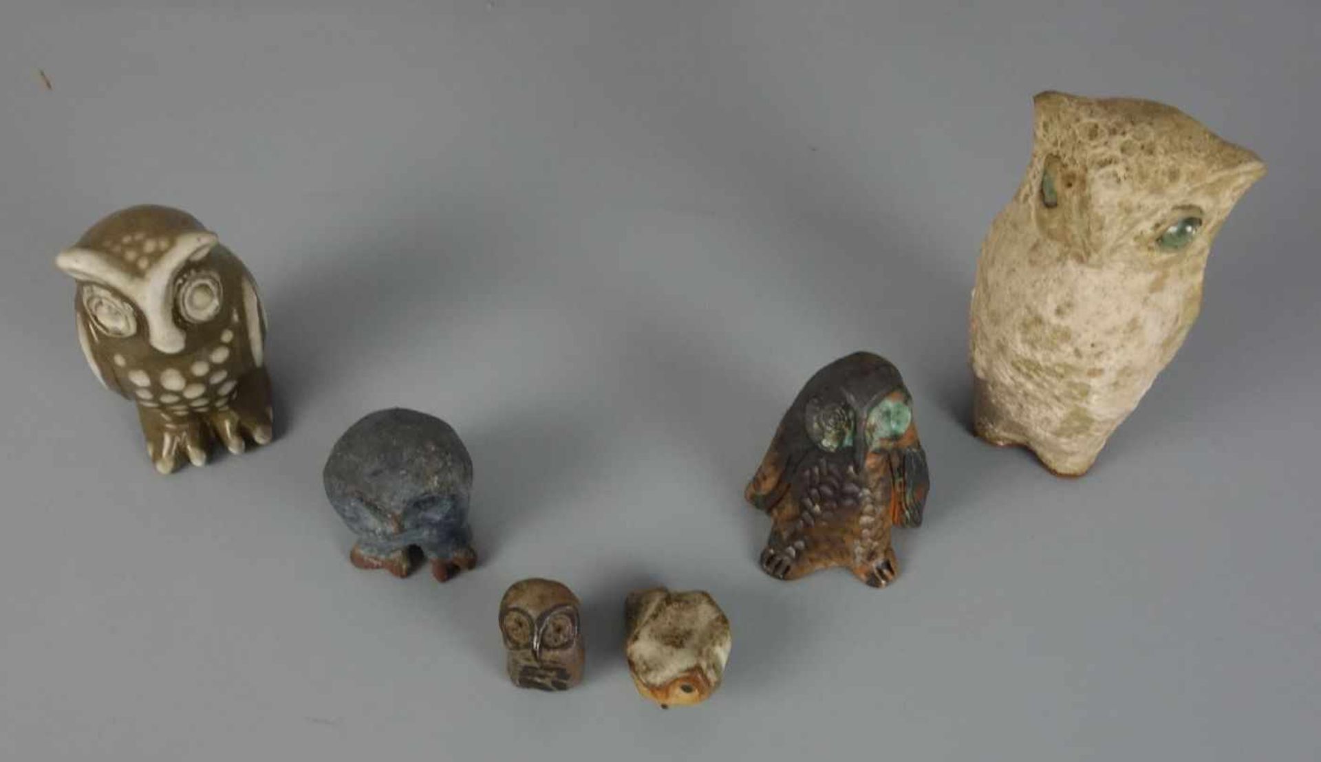 KONVOLUT STUDIOKERAMIK / KÜNSTLERKERAMIK - WORPSWEDE: Eulen / pottery owls, 20. Jh.. 1) Ursula - Bild 2 aus 4