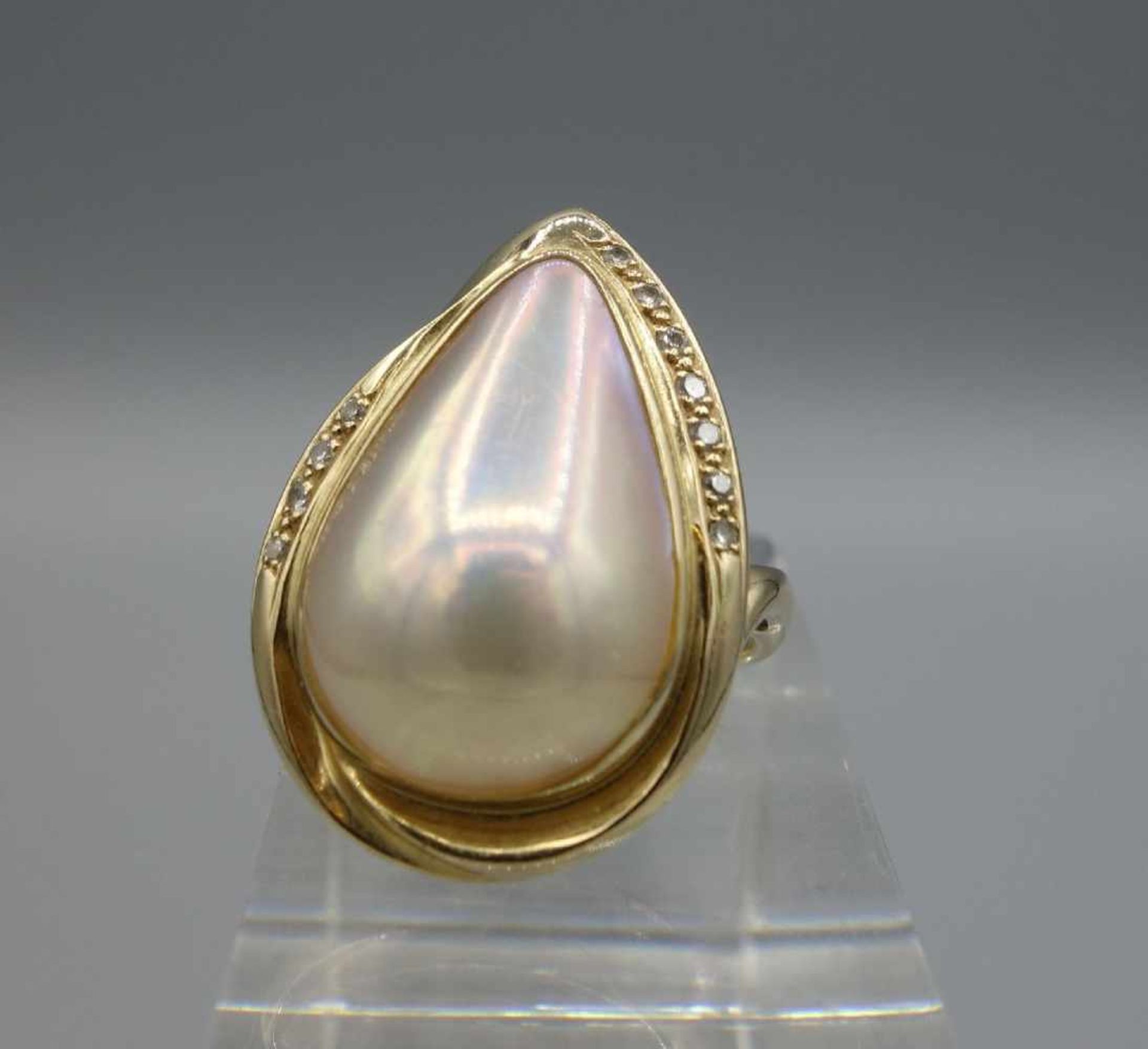 RING MIT MARBE-PERLE IN TROPFENFORM, in 588er Gelbgoldfassung, Gesamtgewicht 9,9 Gramm. Perle